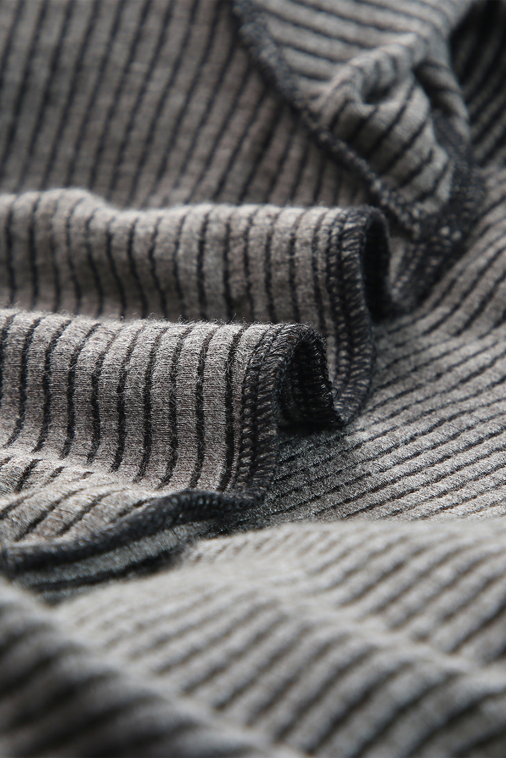 Haut gris à manches ballon et épaules dénudées en tricot côtelé