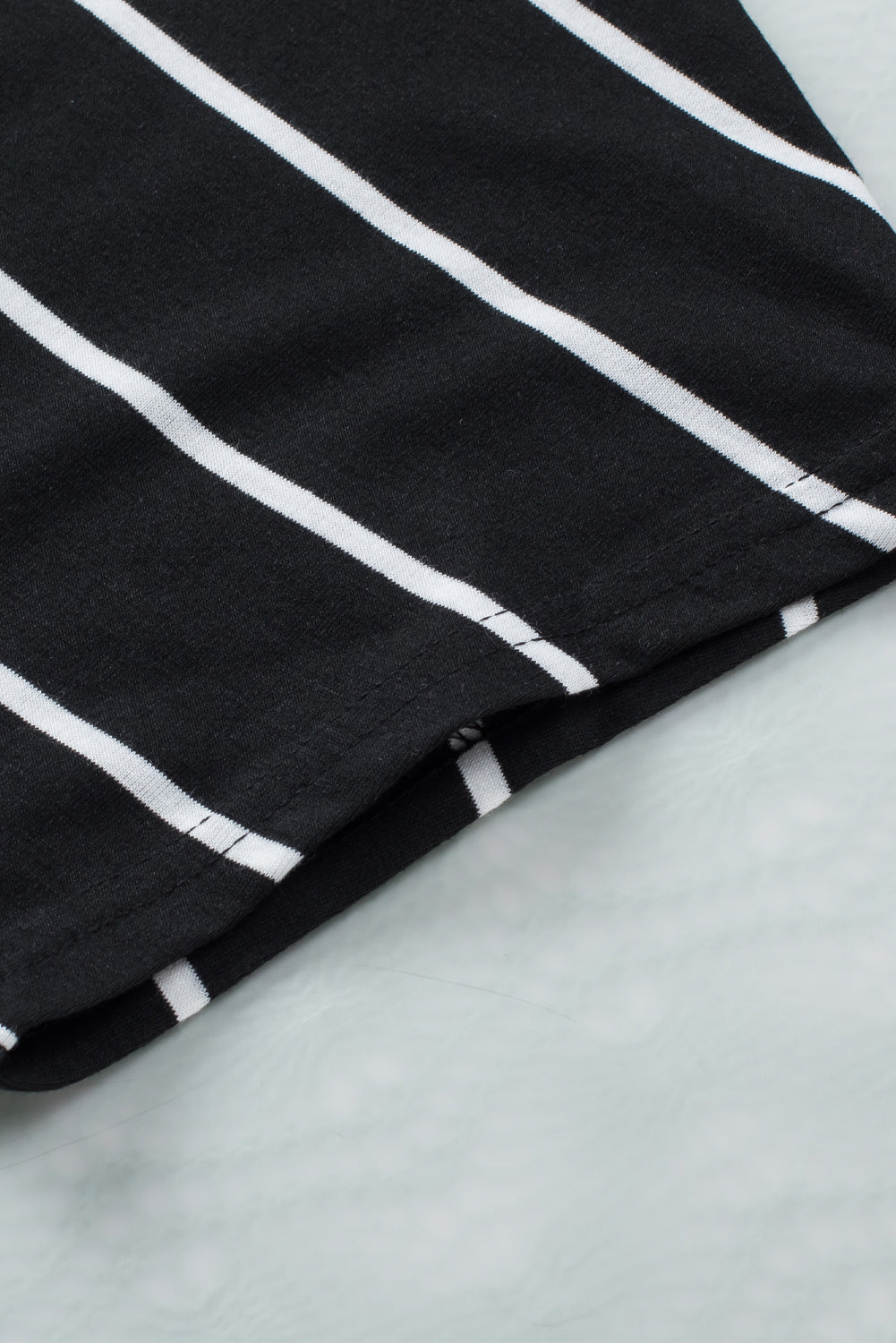 Schwarz gestreiftes, bedrucktes, kurzärmliges Tunika-Oberteil mit Seitentaschen
