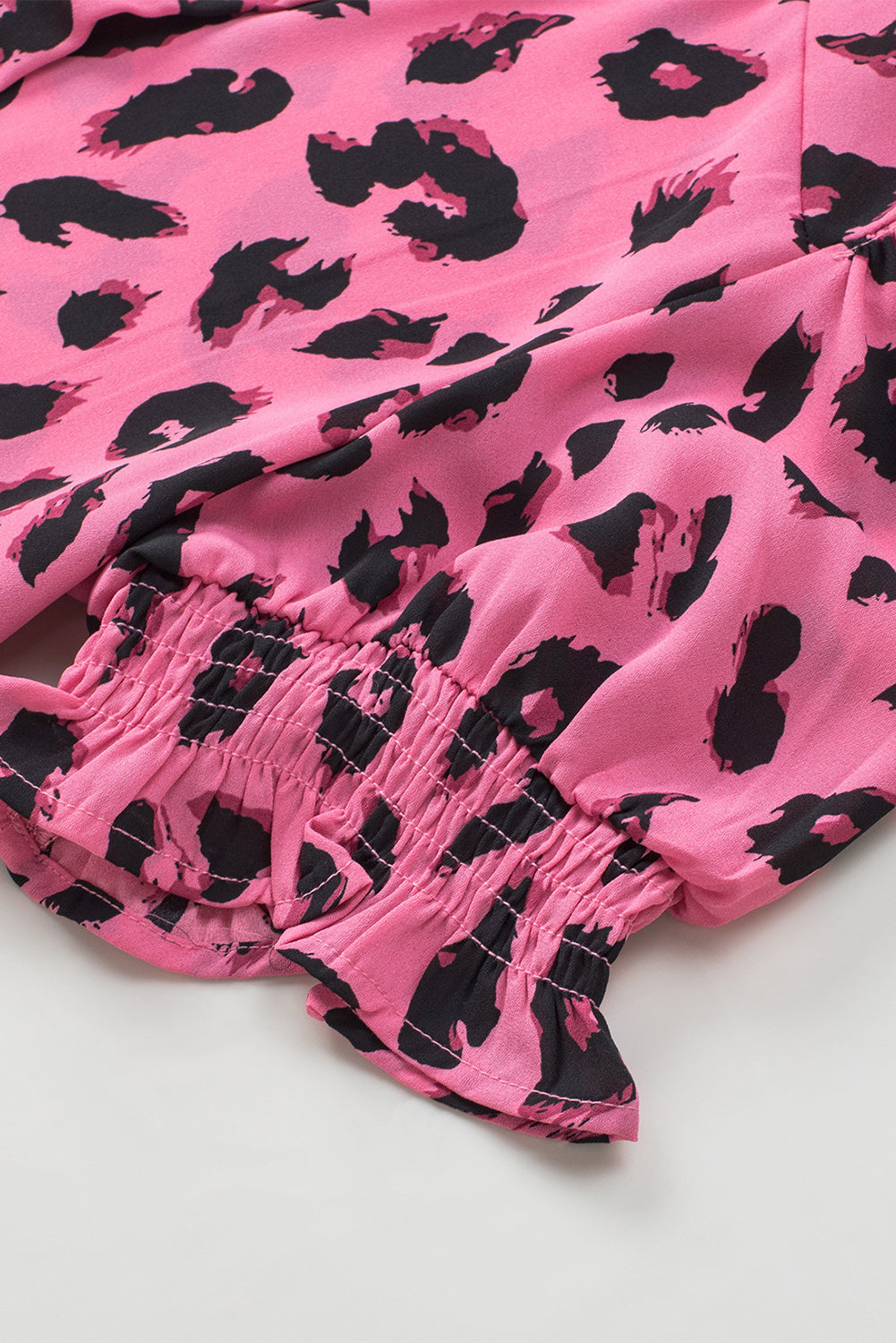 Rožnata bluza z mehurčastimi rokavi z zarezanim ovratnikom