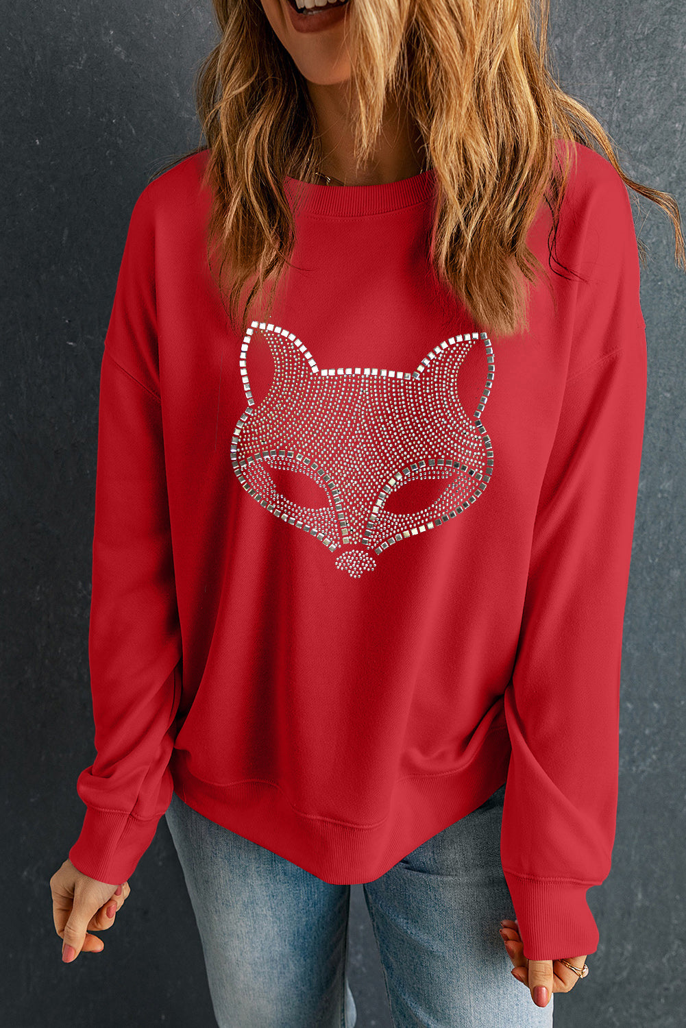 Roter Fuchs-Pullover mit Strasssteinen und überschnittener Schulter