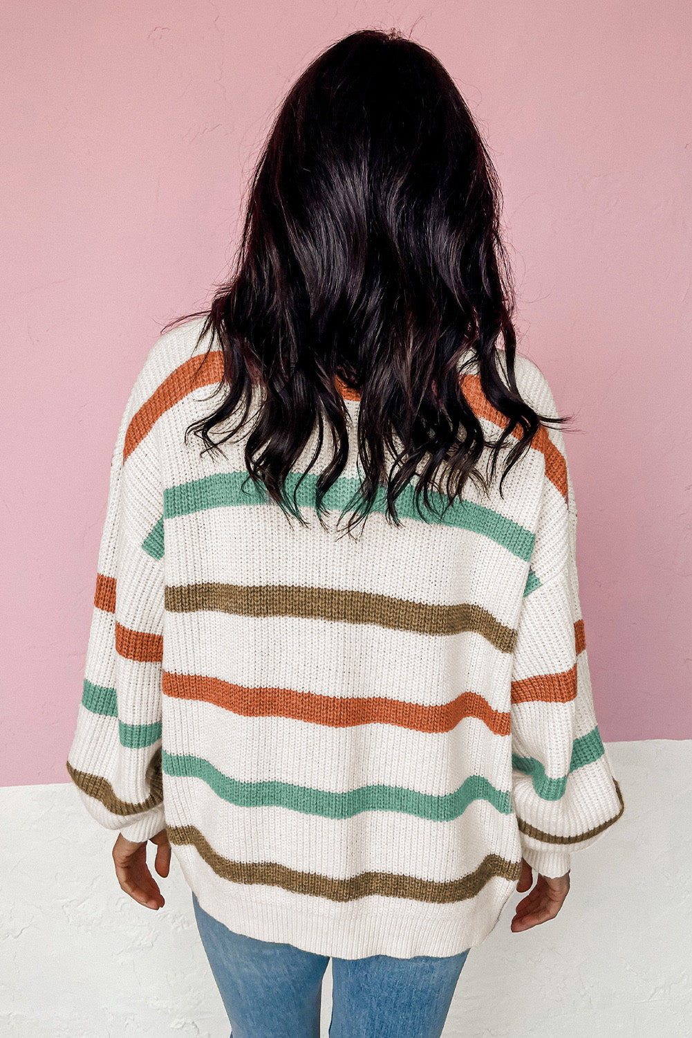Beigefarbener Pullover-Cardigan mit überschnittener Schulter und Taschen und Streifen