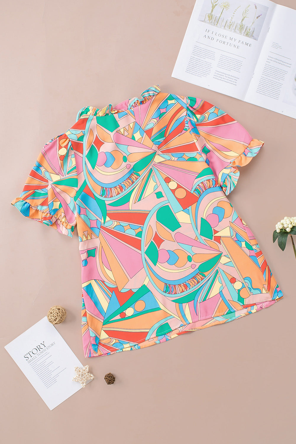 Večbarvna bluza z v-izrezom in naboranim vzorcem abstraktne geometrije