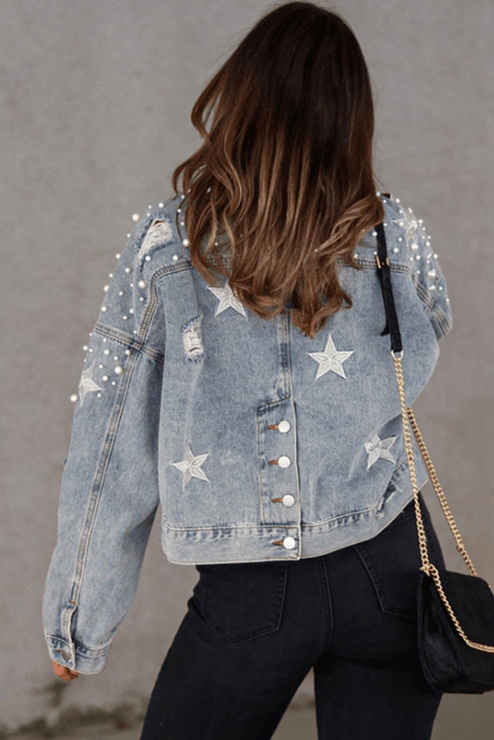 Veste en jean courte bleu ciel effet vieilli avec perles et étoiles