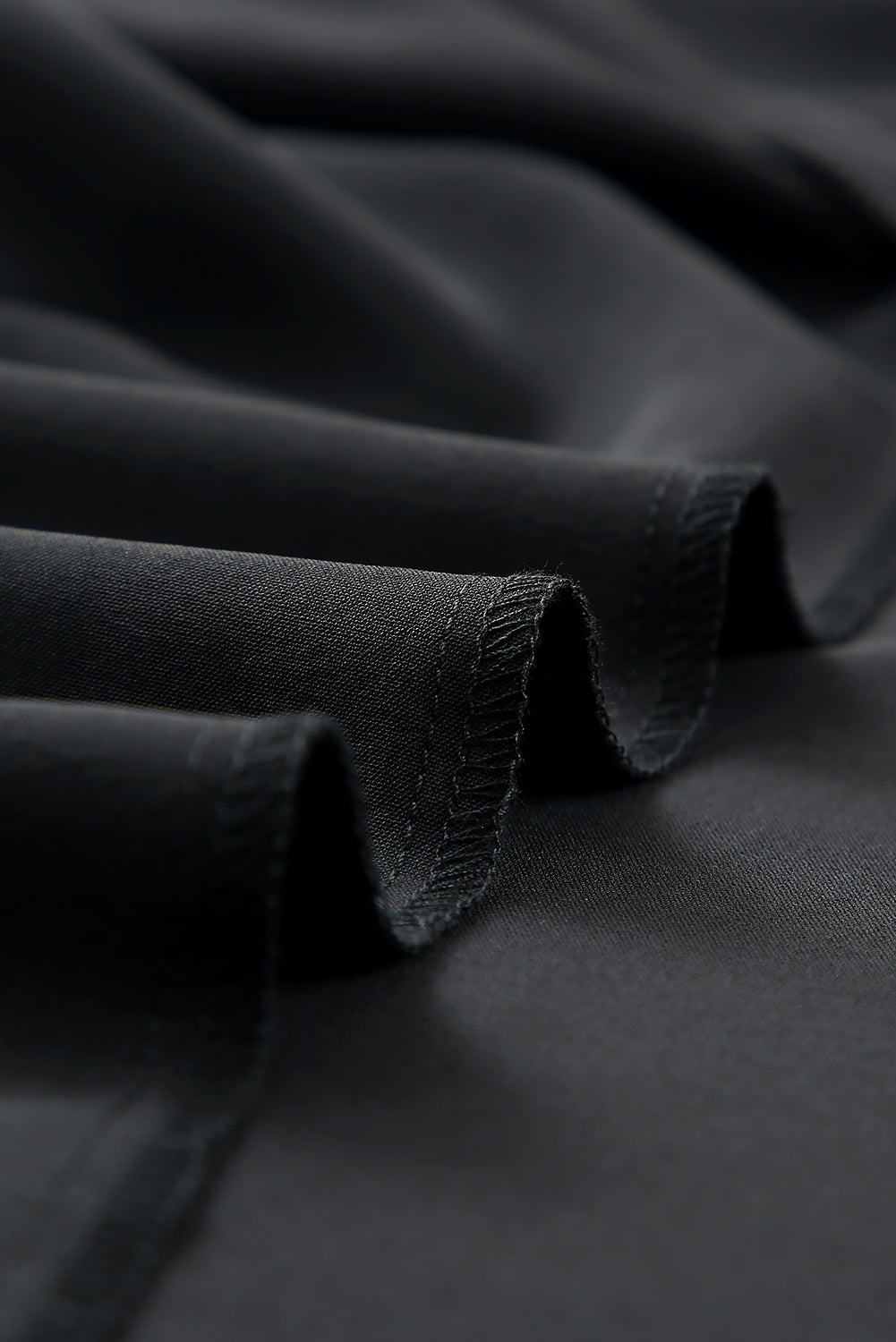 Črna prestavna obleka z naborkanimi rokavi