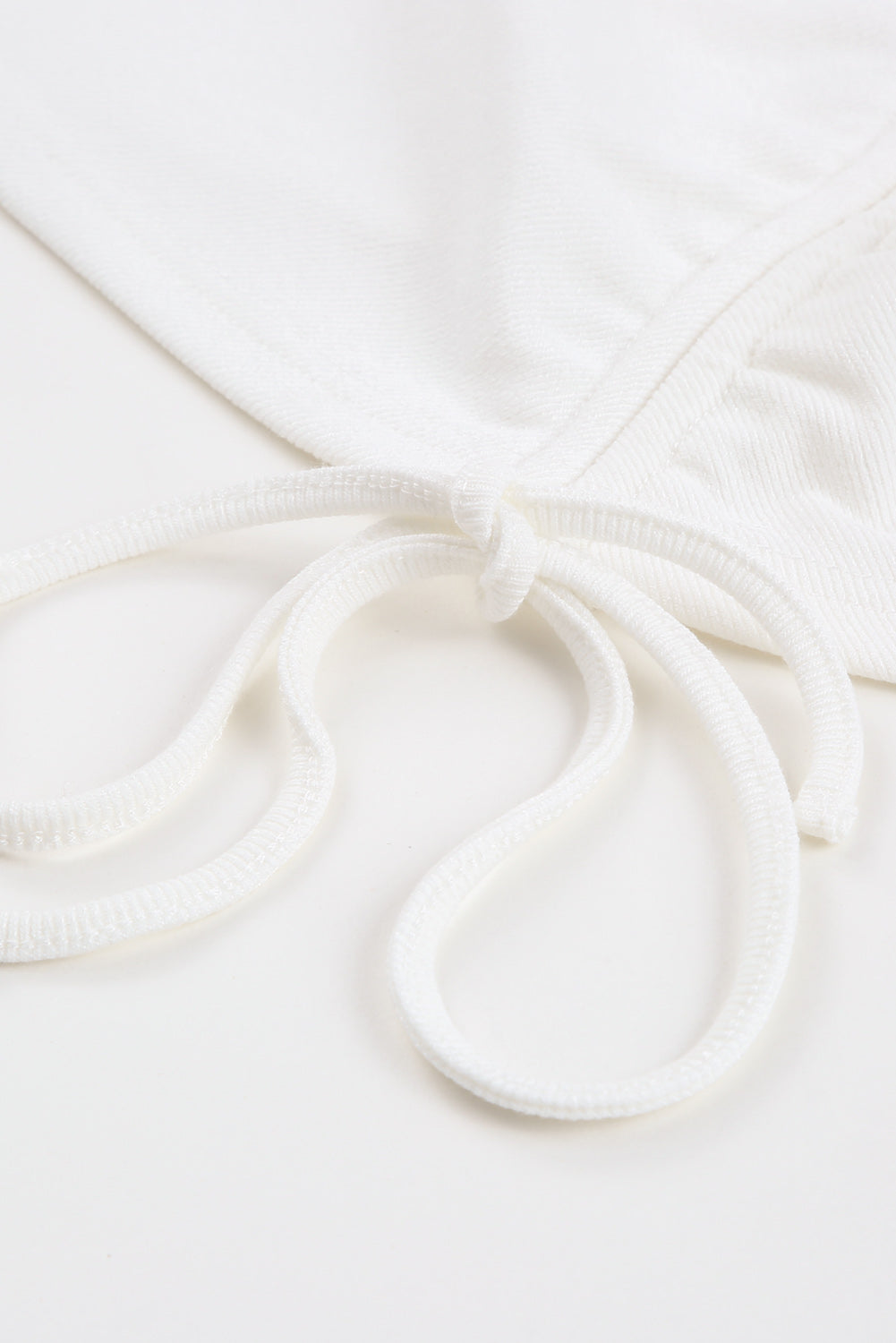 Top court blanc froncé à épaules dénudées avec cordon de serrage