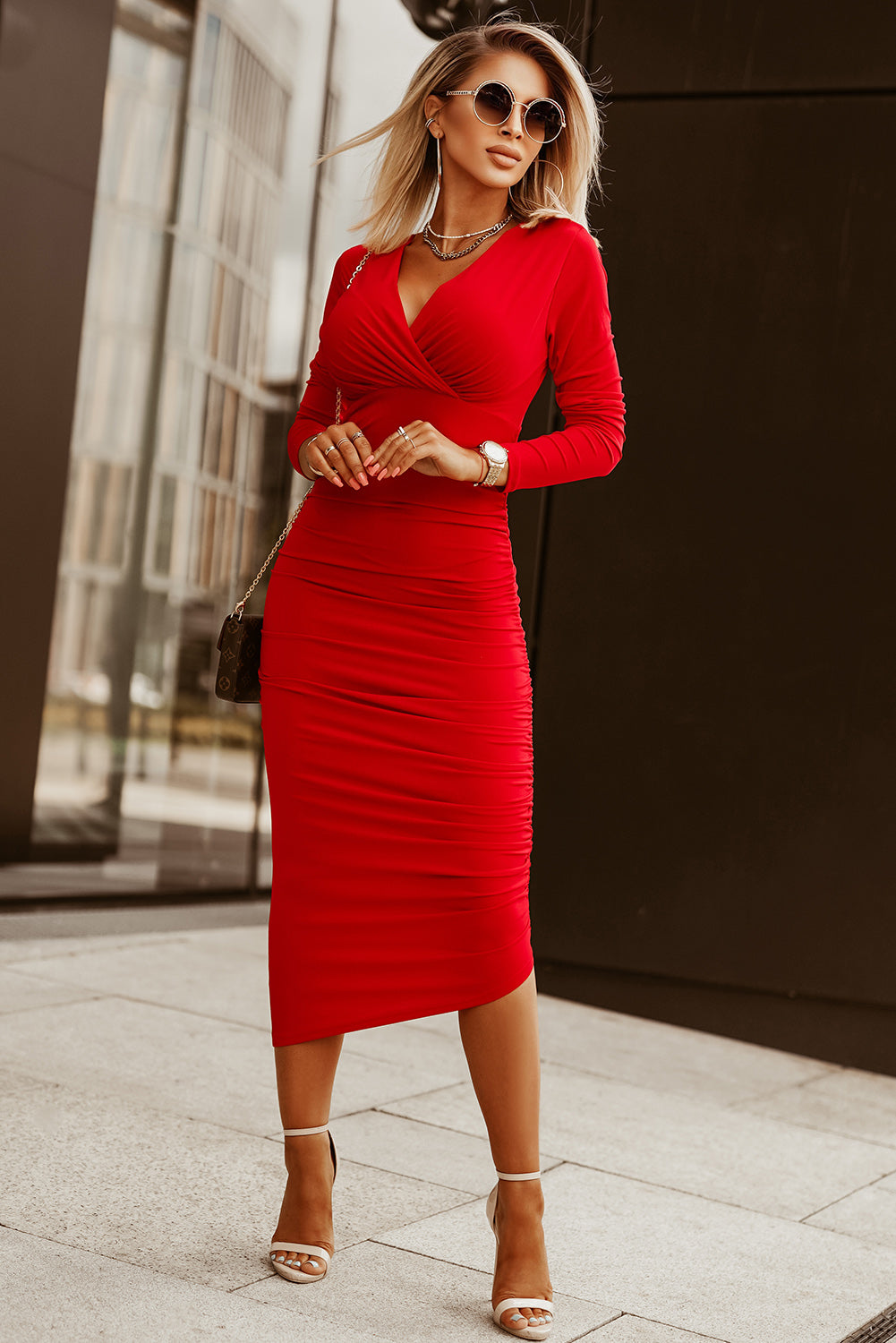 Vatreno crvena haljina s dugim rukavima i V izrezom s naborima uz objedinjavanje