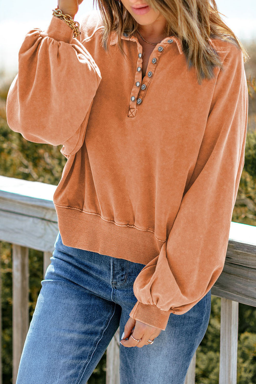 Orangefarbenes Pullover-Sweatshirt mit Druckknöpfen und Laternenärmeln