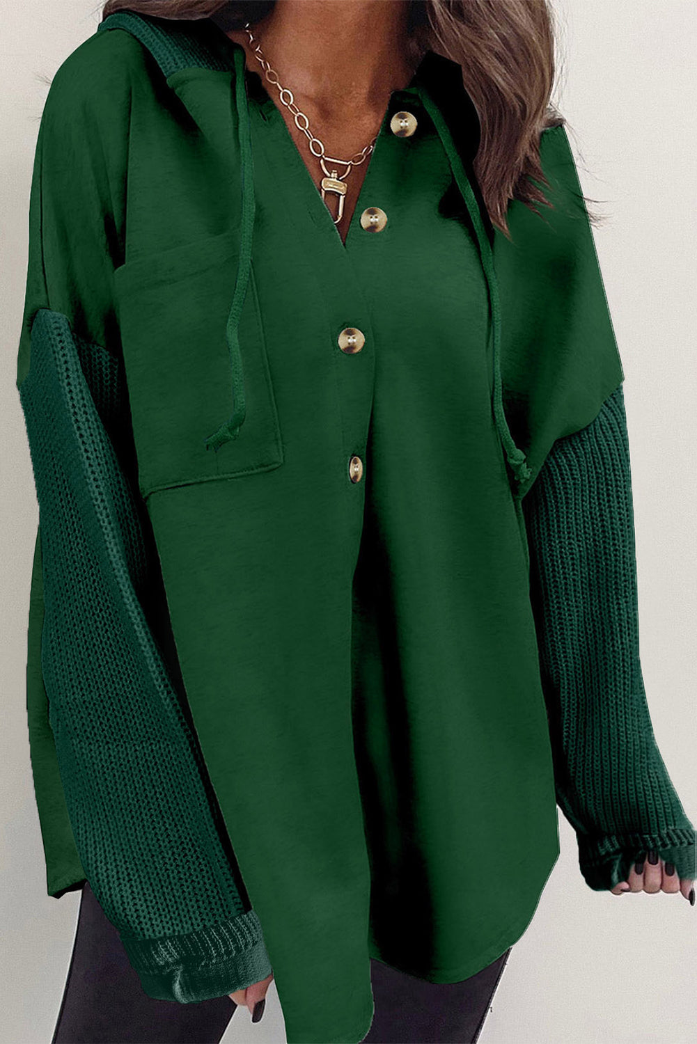 Crnkasto zelena jakna s kapuljačom s kopčanjem i kontrastnim pletenim rukavima