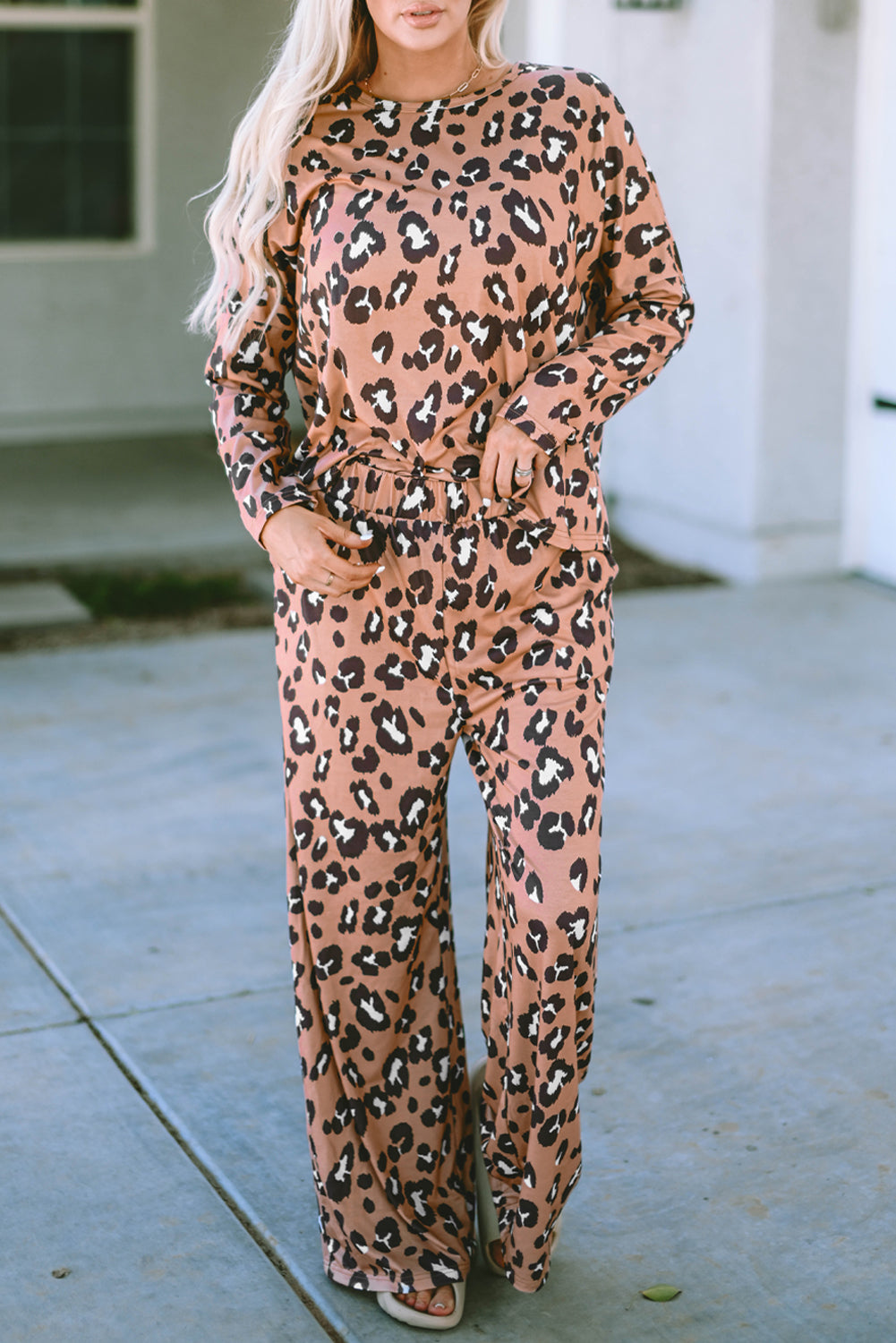 Completo pullover e pantaloni a maniche lunghe con stampa leopardata marrone