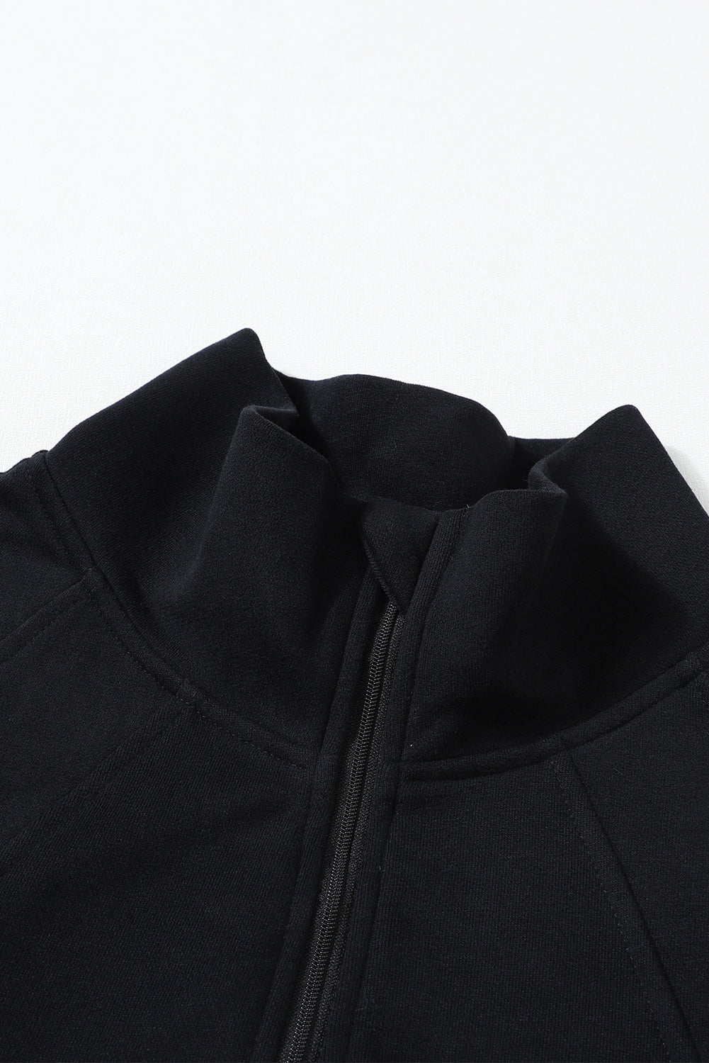 Sweat-shirt noir côtelé à col montant et manches avec trou pour les pouces