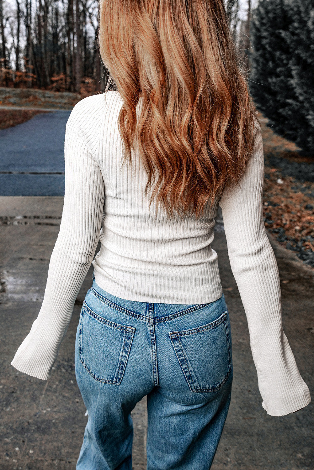 Bel pulover z rebrastim izrezom in kontrastnimi šivi