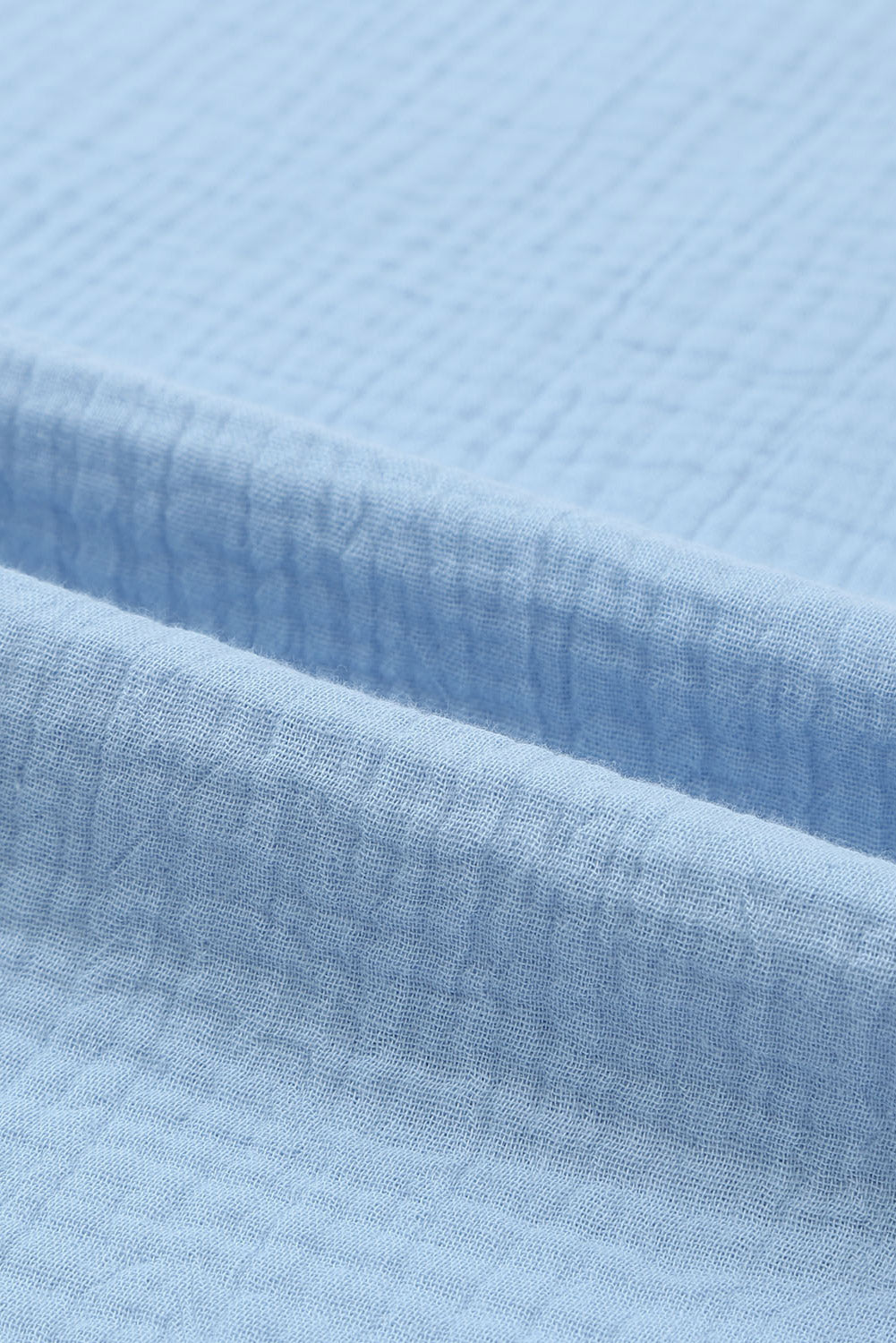 Nebesno modra teksturirana bluza s plapolastimi rokavi in ​​naboranim izrezom