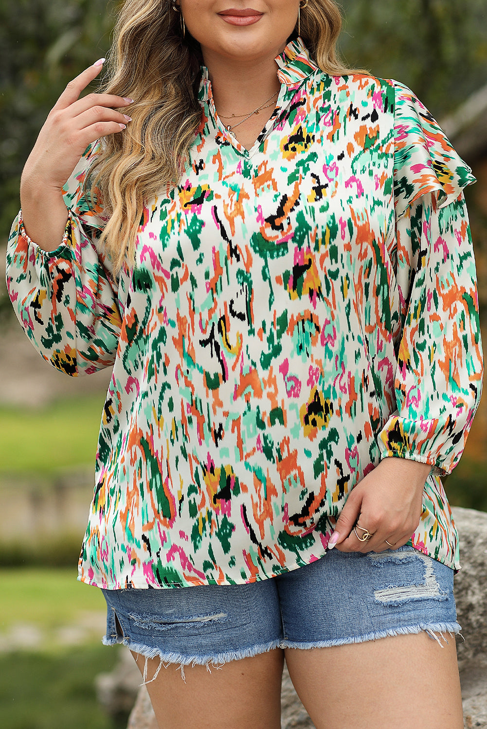 Plus-Size-Bluse mit mehrfarbigem, abstraktem Print und Rüschen mit V-Ausschnitt