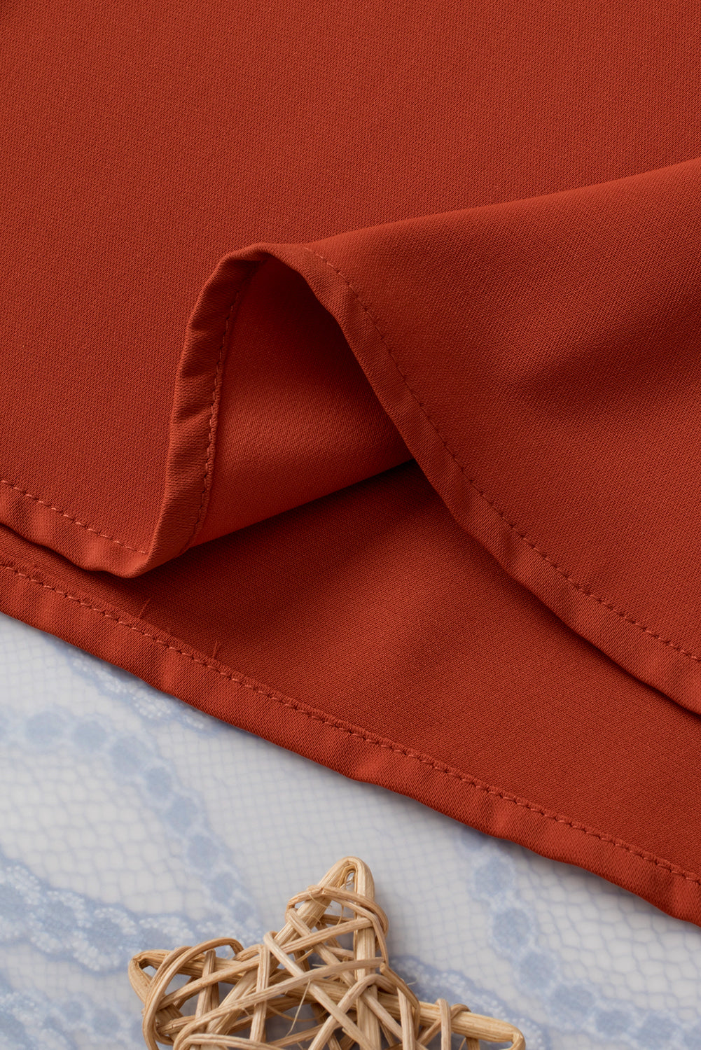 Bluza z naboranimi ovratniki z zahodnim geometrijskim tiskom iz rdeče gline z mehurčki