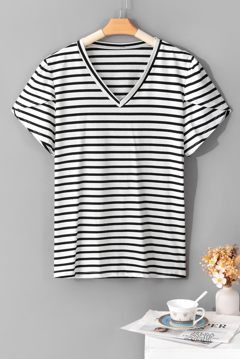 Weißes, gestreiftes Plus-Size-T-Shirt mit V-Ausschnitt und Blütenblattärmeln