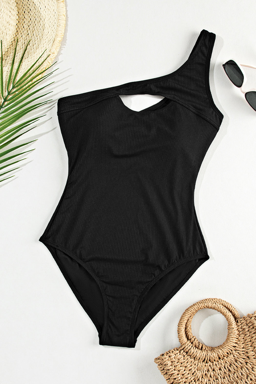 Crni rebrasti jednodijelni kupaći kostim s udubljenim jednoramenim kostimom