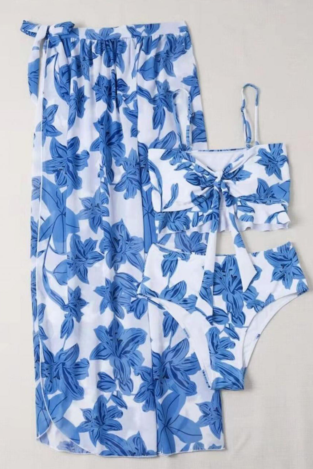 Nebesno modri 3-delni bikini s cvetličnim zavojem in prekrivnimi kopalkami