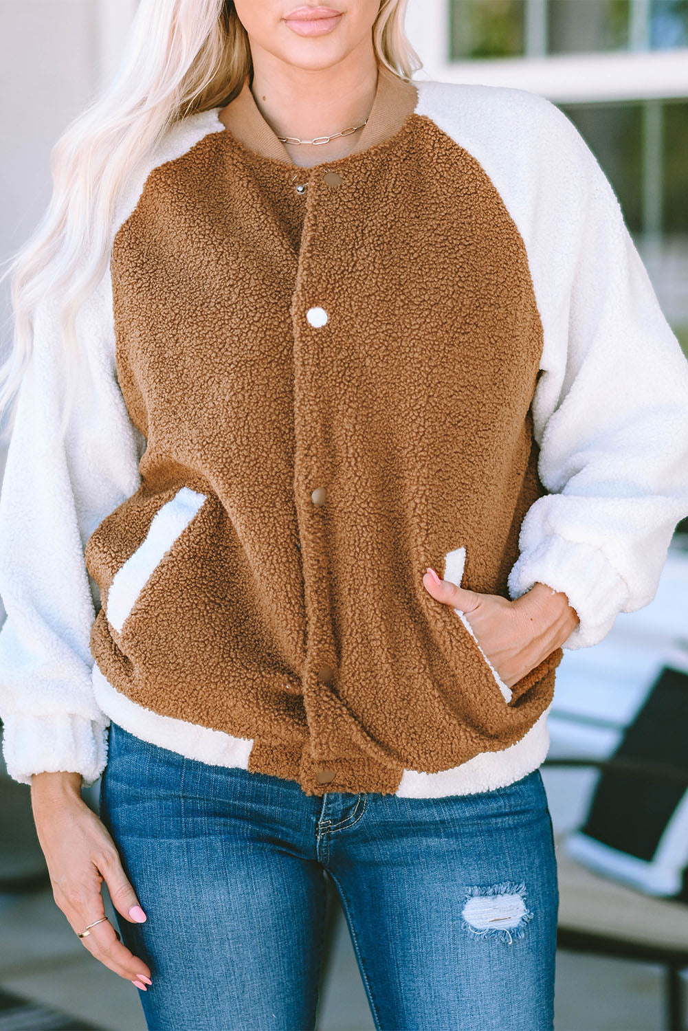 Veste Sherpa marron contrastée à manches blanches et boutons-pression