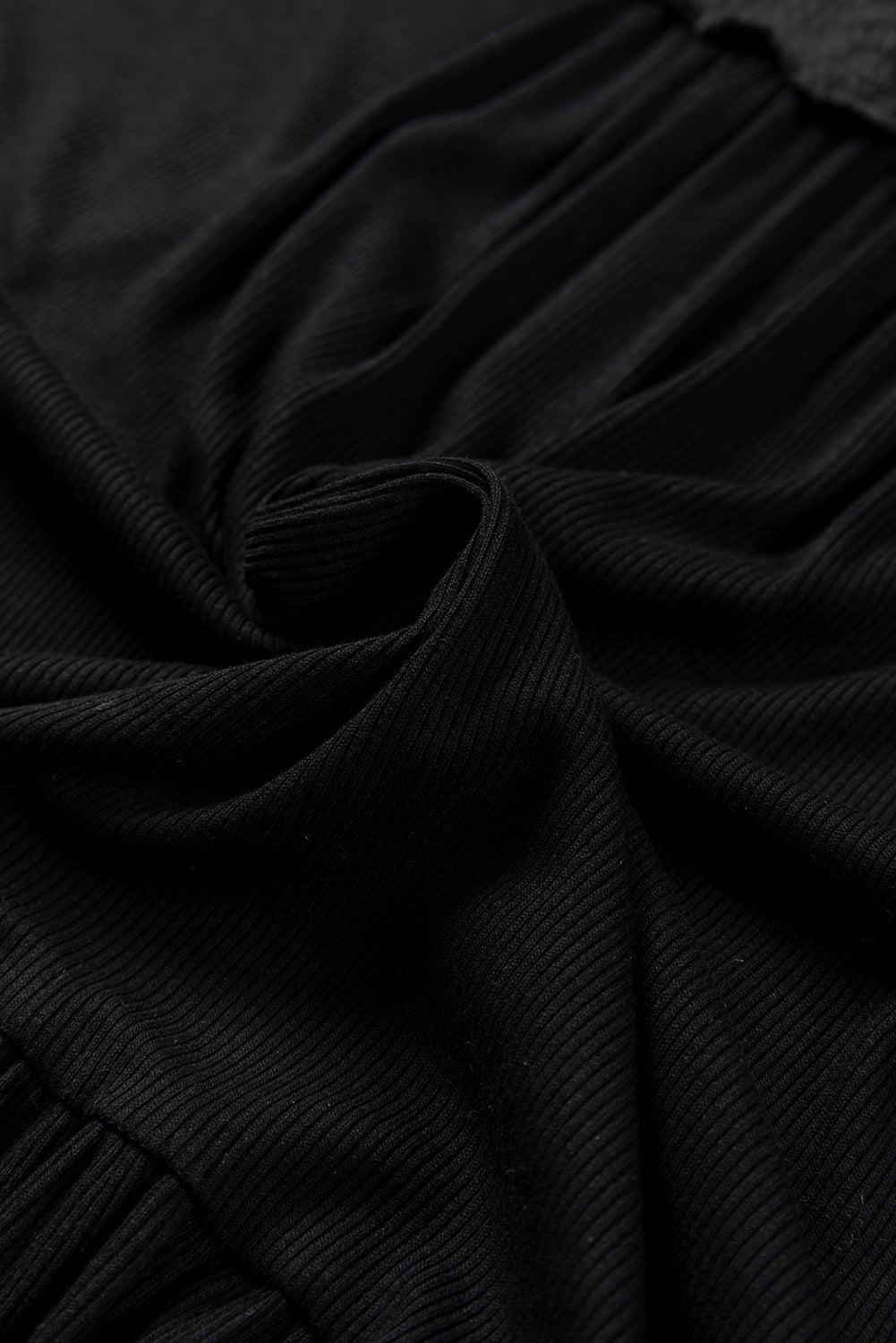 Črna kontrastna pletena bluza z v-izrezom in jeklenkami