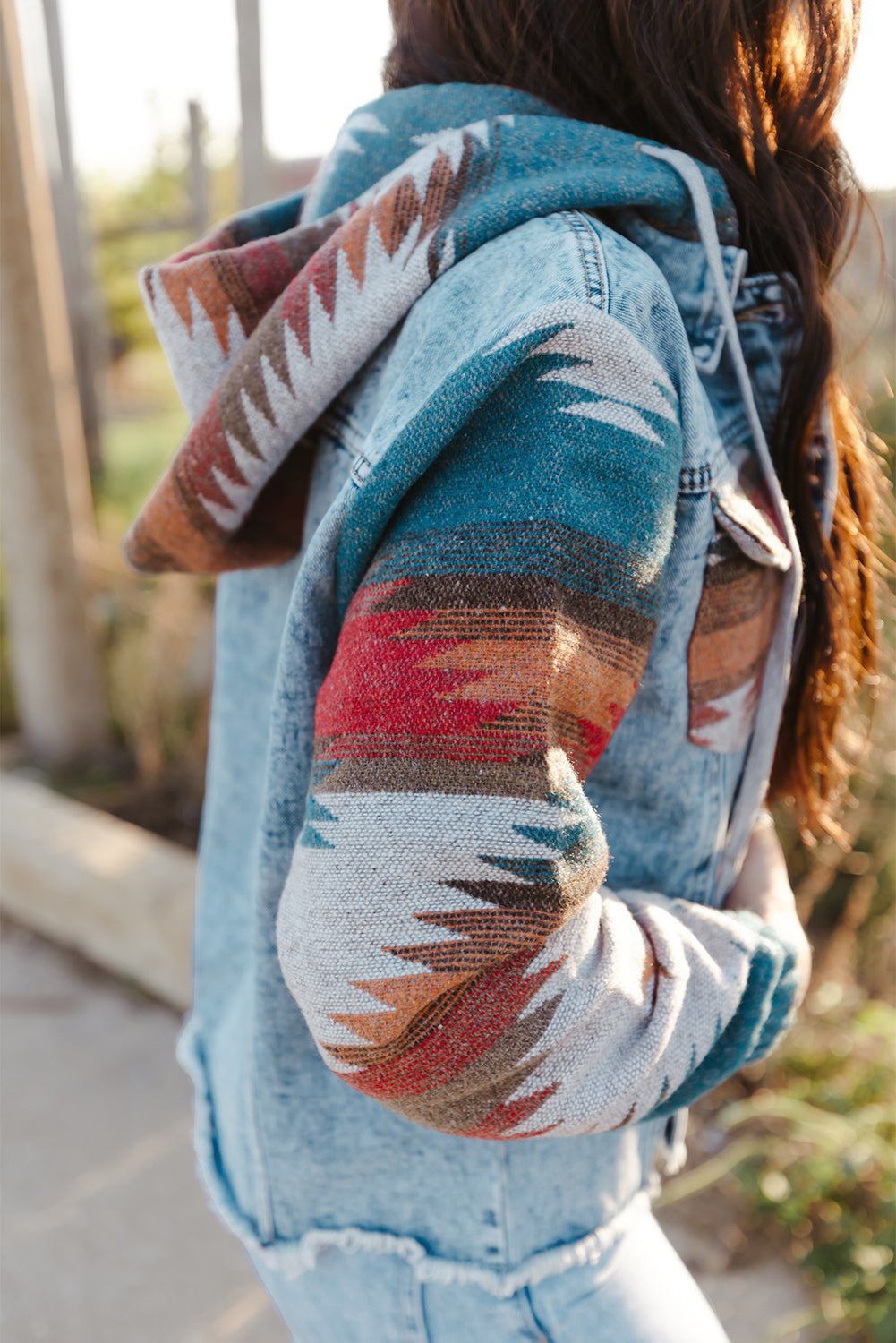 Mehrfarbige Jeansjacke mit Aztekenmuster und ausgefranstem Saum