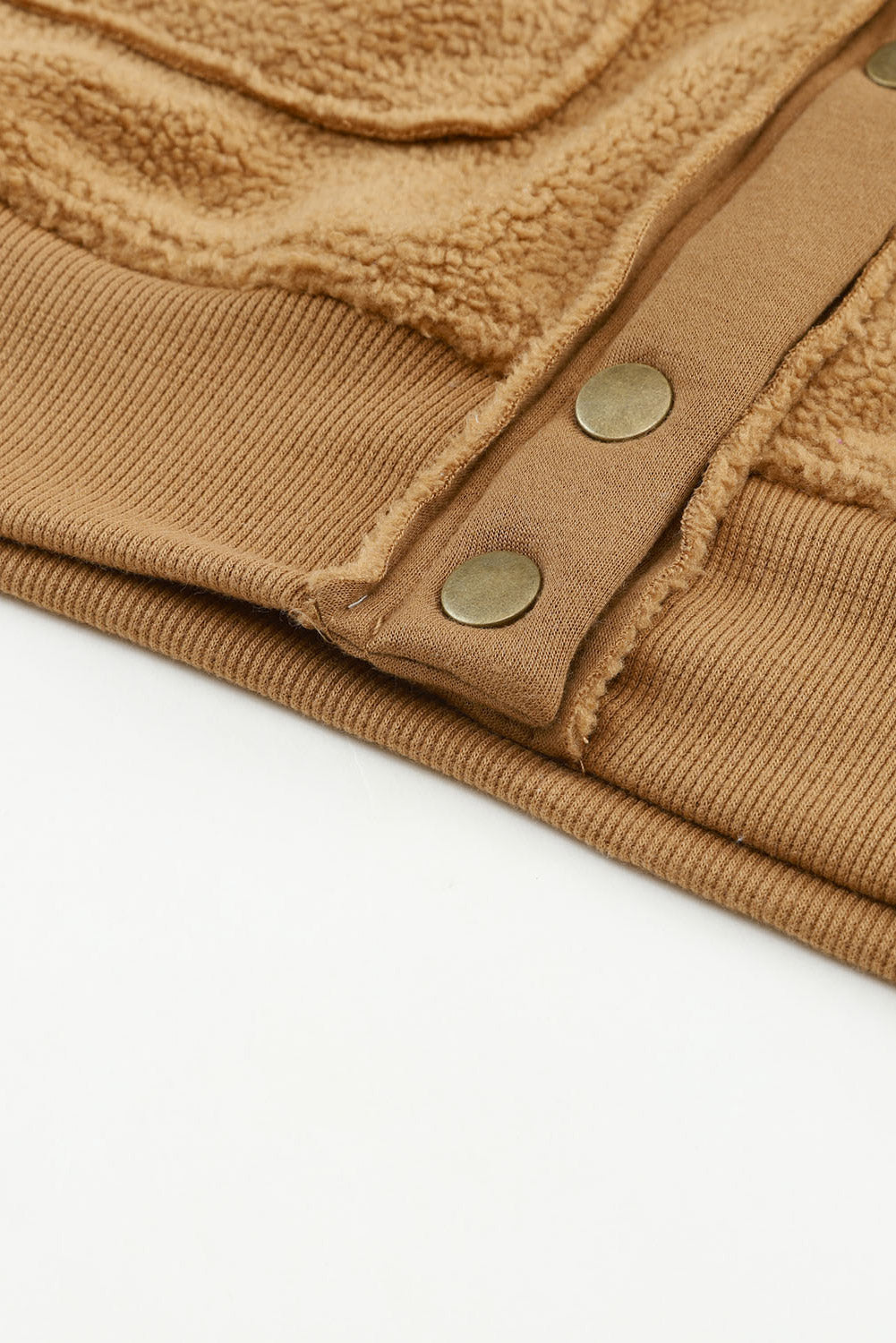 Rjava jakna iz flisa z žepom na zavihek z gumbi in širokim ovratnikom