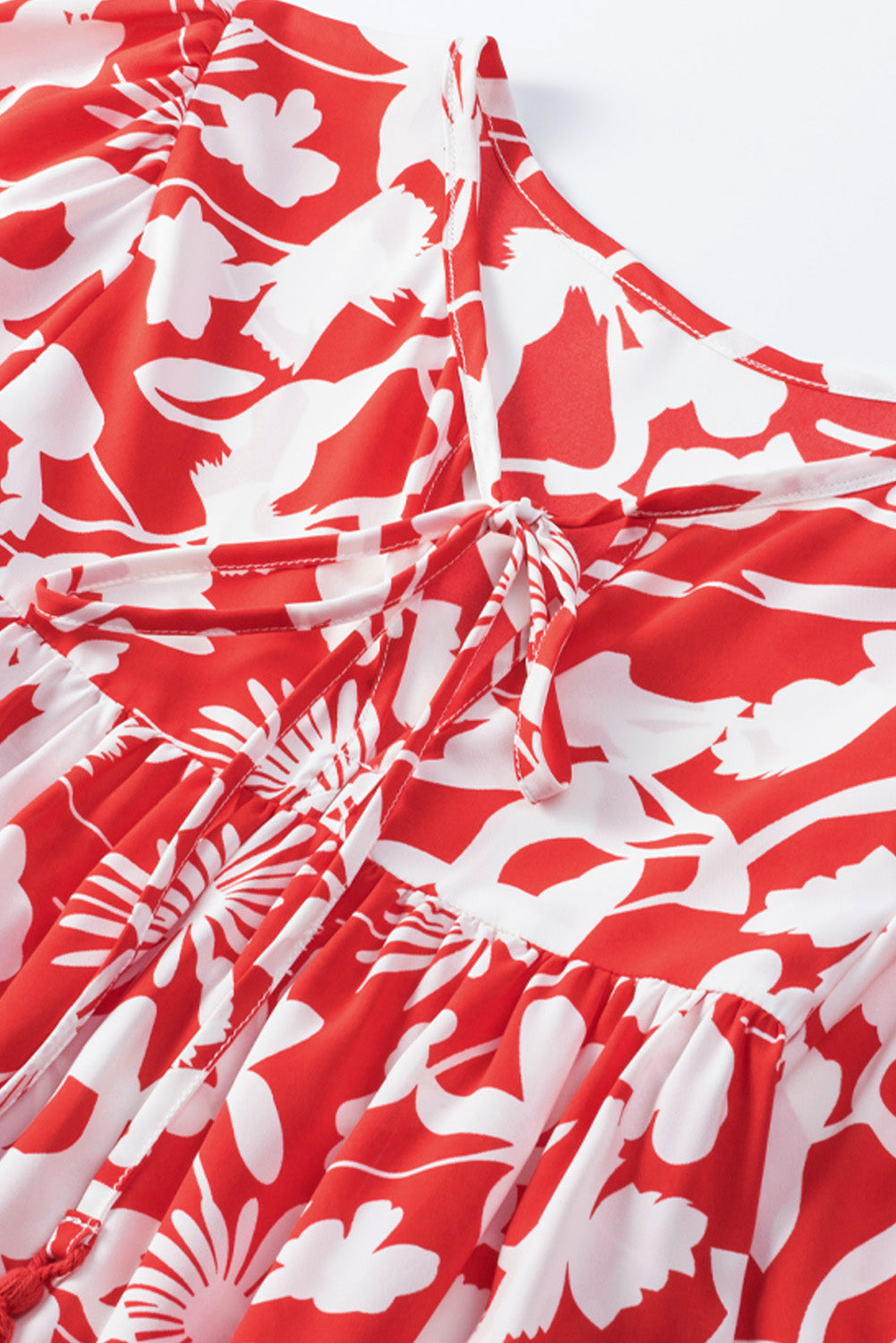 Feuriges rotes Babydoll-Minikleid mit Blumendruck, Puffärmeln und geschlitztem Ausschnitt