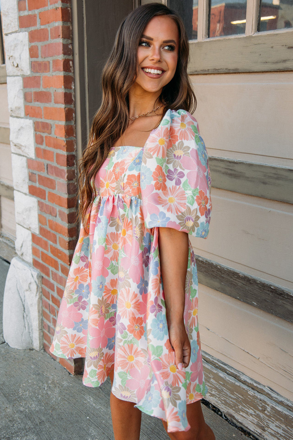 Rosa Sommer-Babydoll-Kleid mit Blumenmuster, quadratischem Ausschnitt und Puffärmeln