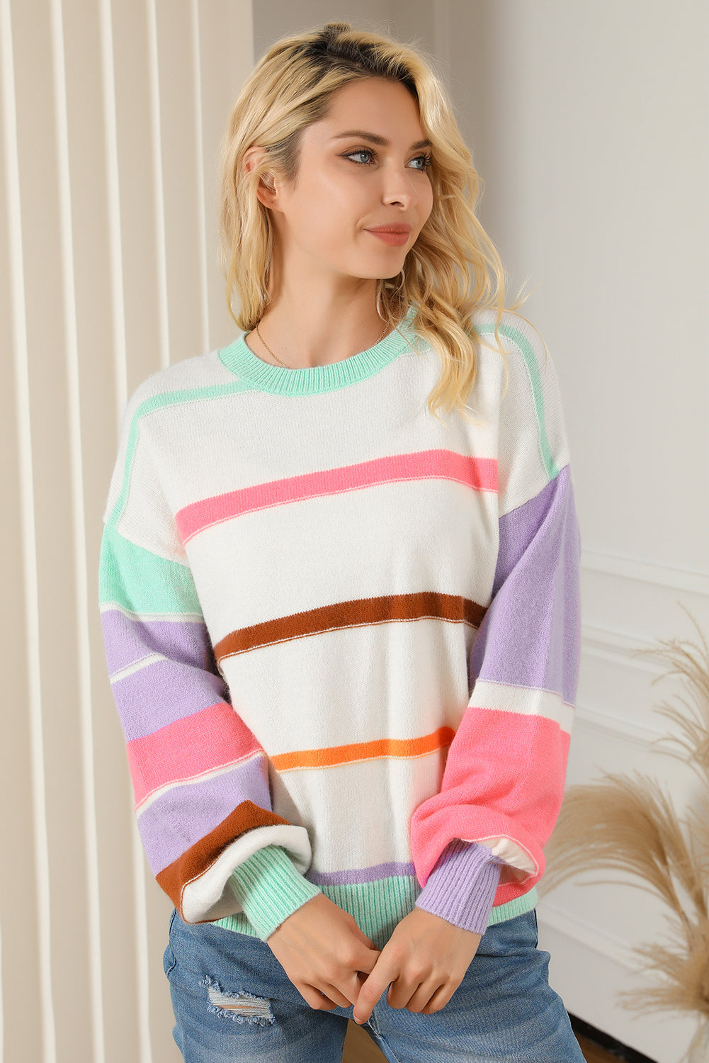 Večbarvni črtasti pulover na spuščena ramena Colorblock