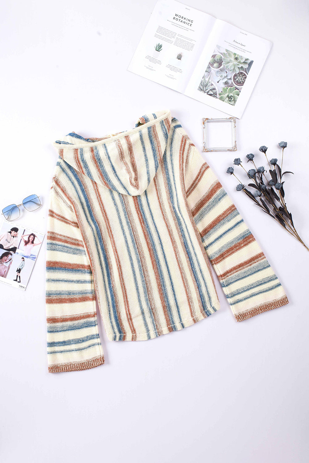 Maglione con cappuccio con tasca a marsupio in maglia a righe multicolori
