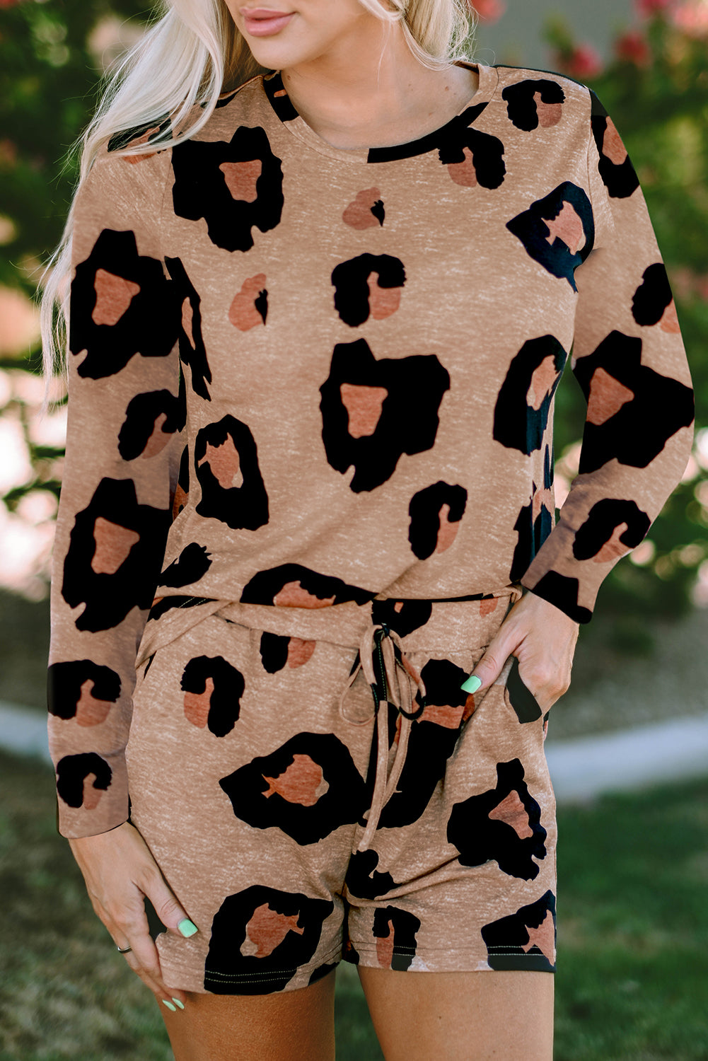Lässiges Outfit mit langärmligem Pullover und Shorts mit Leoparden-Animal-Print
