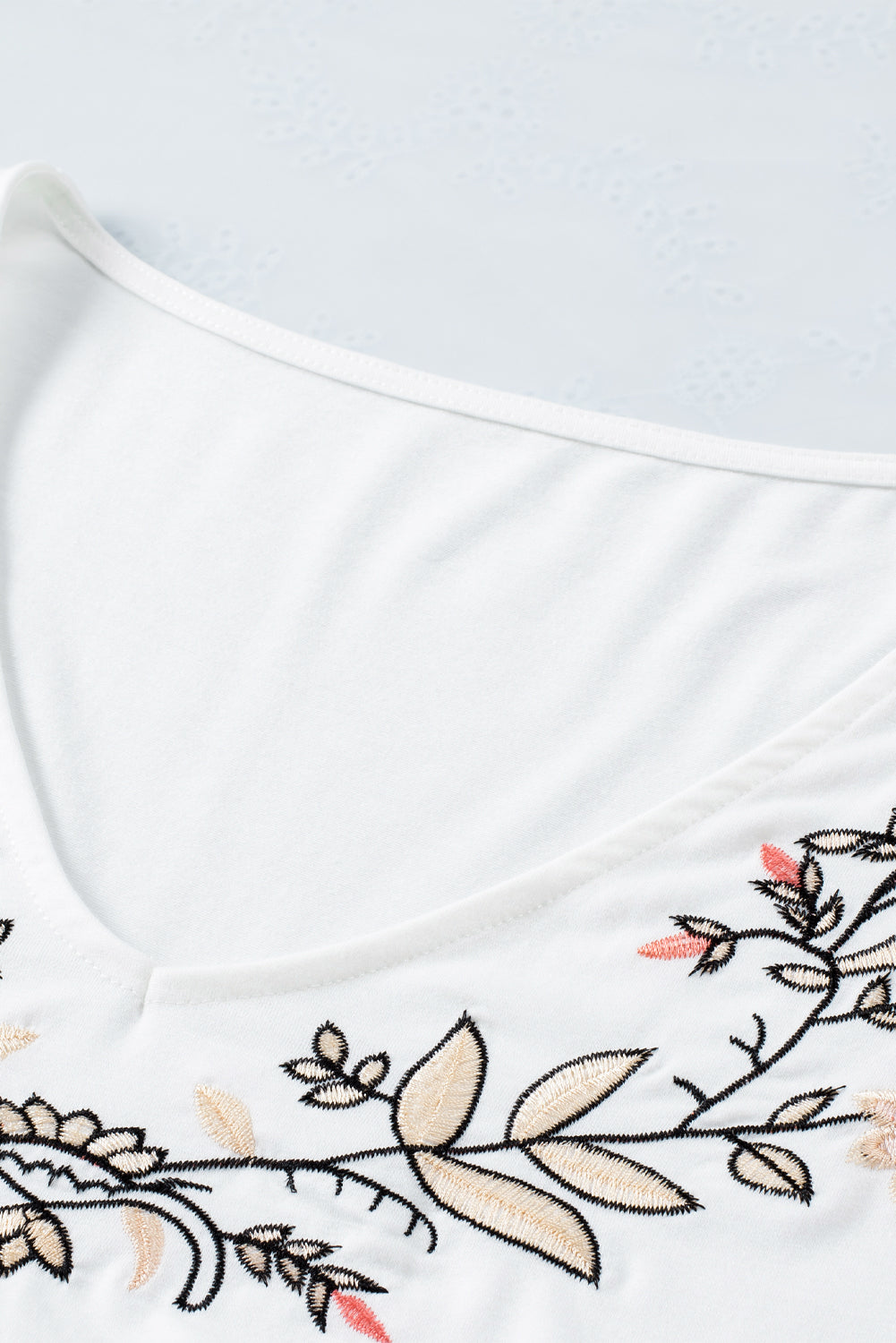 Bijela babydoll bluza s izvezenim cvjetnim V izrezom