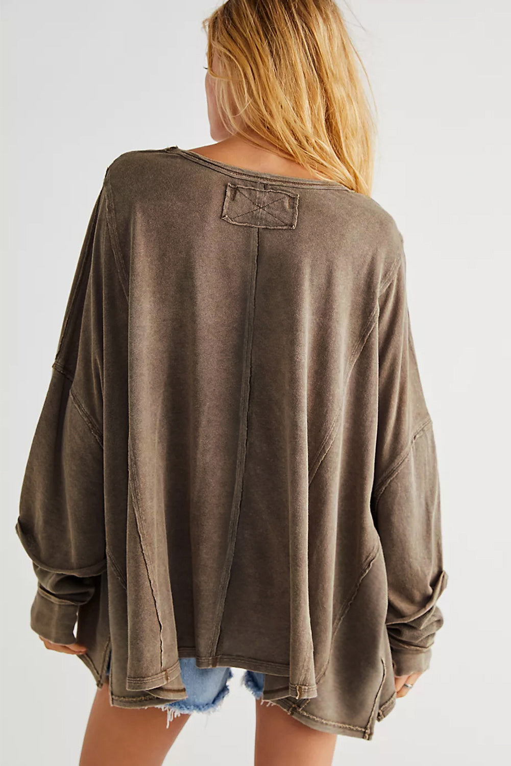 Rjav ohlapen pulover s spuščenimi rameni z odprtimi šivi