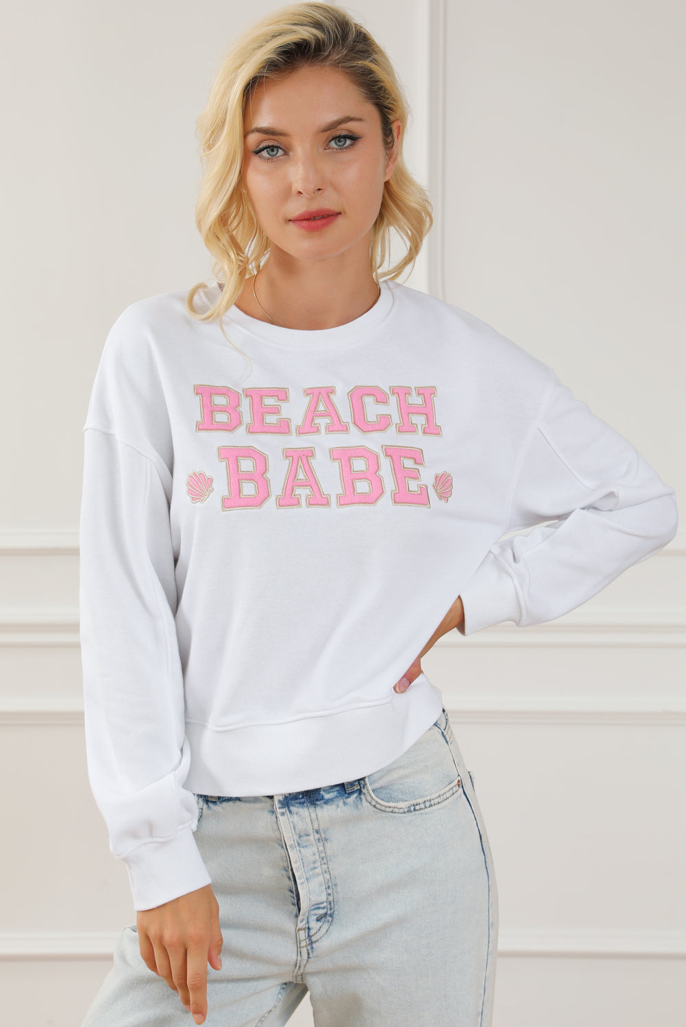 Felpa casual grafica bianca BEACH BABE con slogan