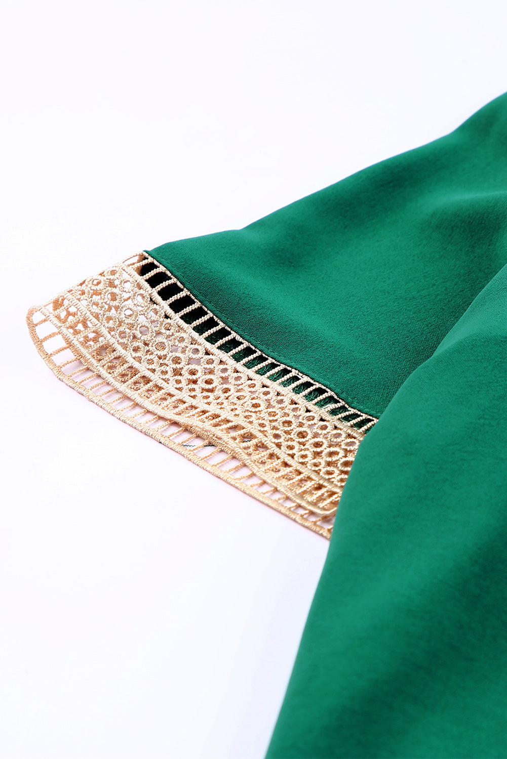Zelena bluza s V izrezom i kratkim rukavima s čipkom