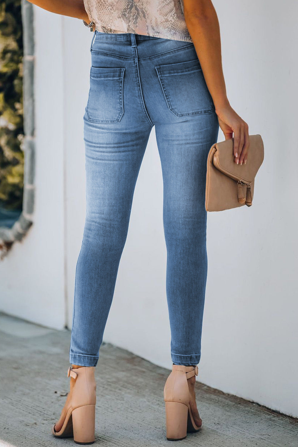 Dunkelblaue Skinny-Jeans mit Knopfleiste und Taschen
