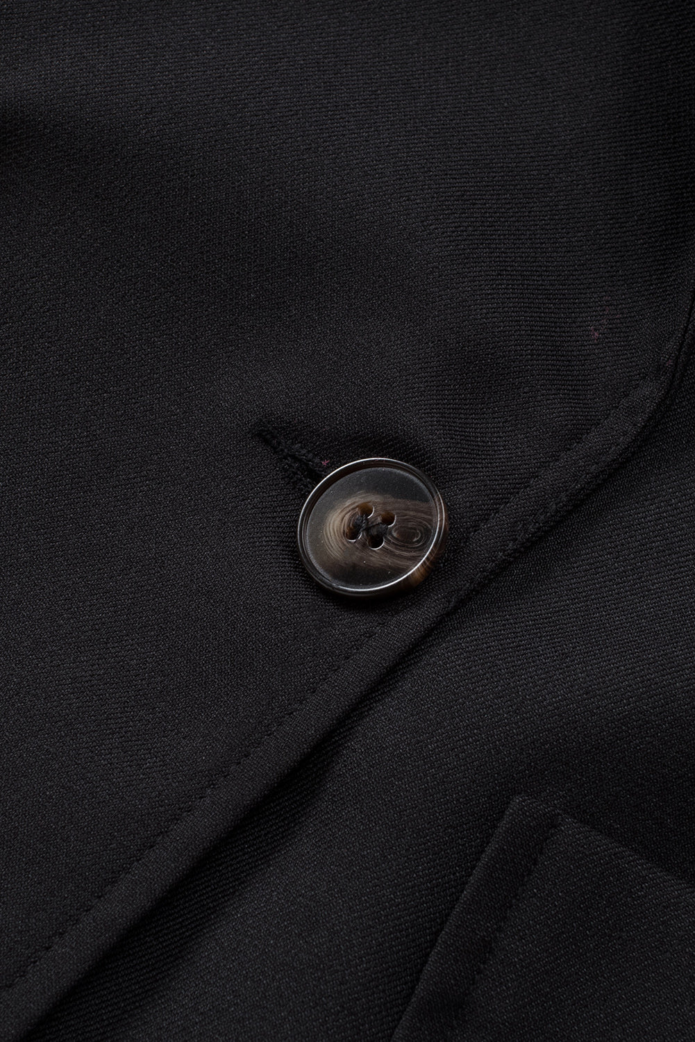 Črn blazer z ovratnikom z gumbi in žepom