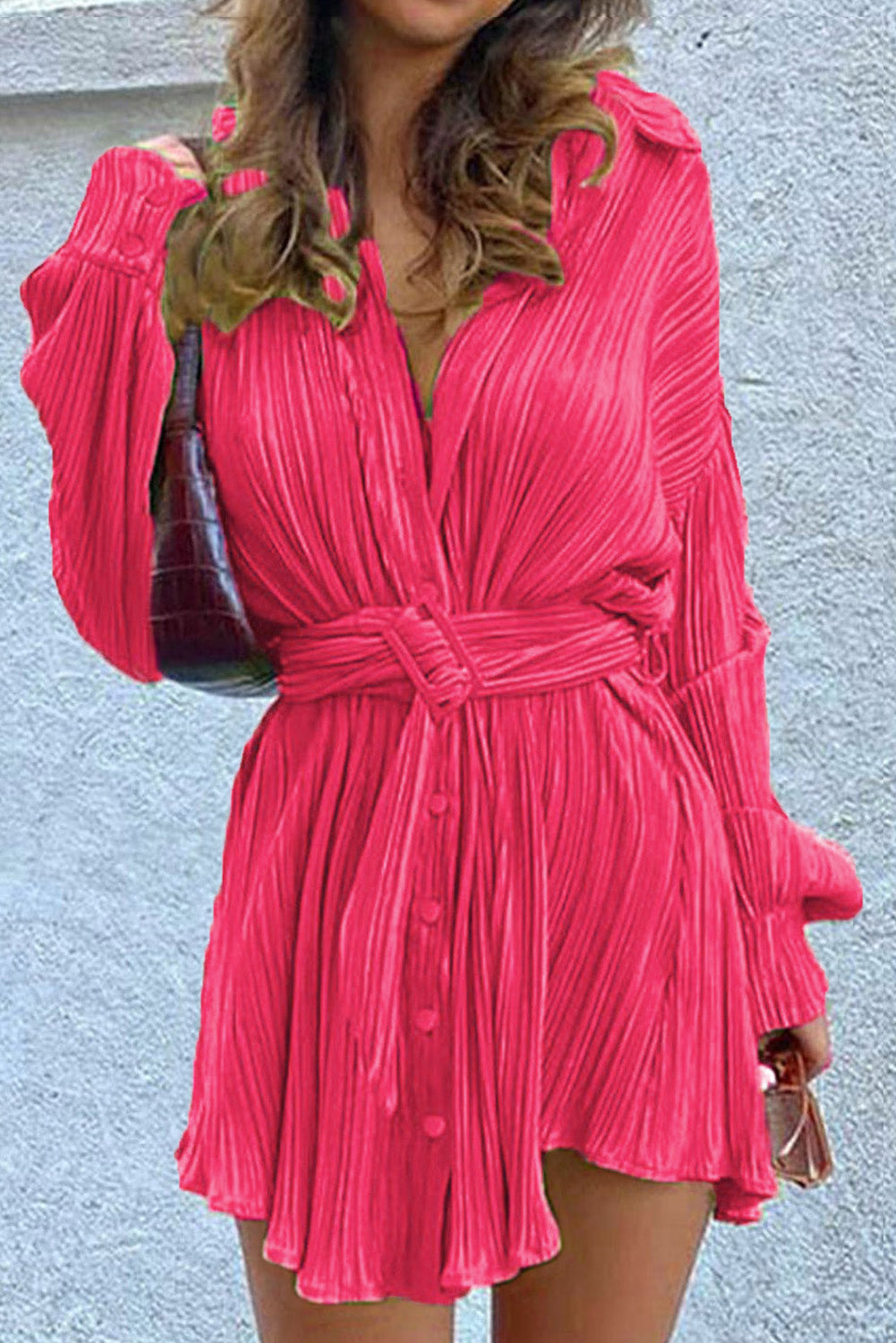 Mini haljina s ružičastim plisiranim remenom i spuštenim ramenima