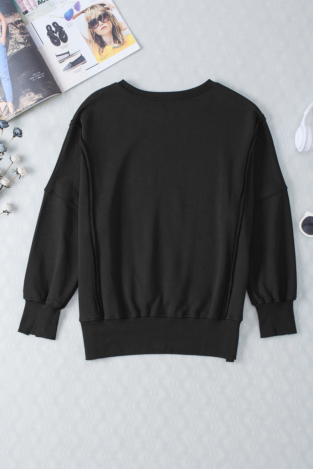 Schwarzes Sweatshirt mit freiliegender Naht und überschnittener Schulter, Schlitz und hohem Saum