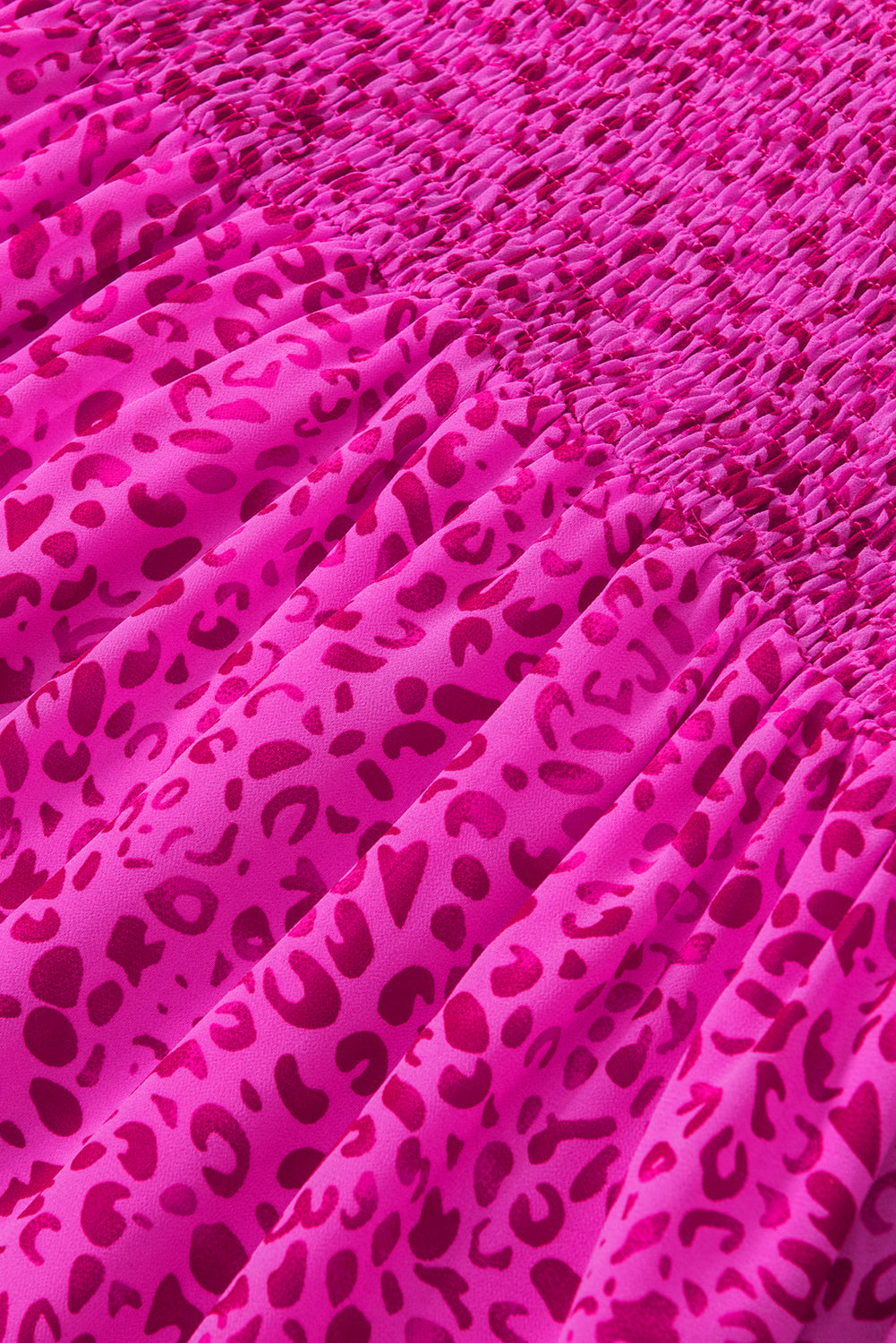 Fließende Bluse mit gerafften Puffärmeln und rosafarbenem Leopardenmuster