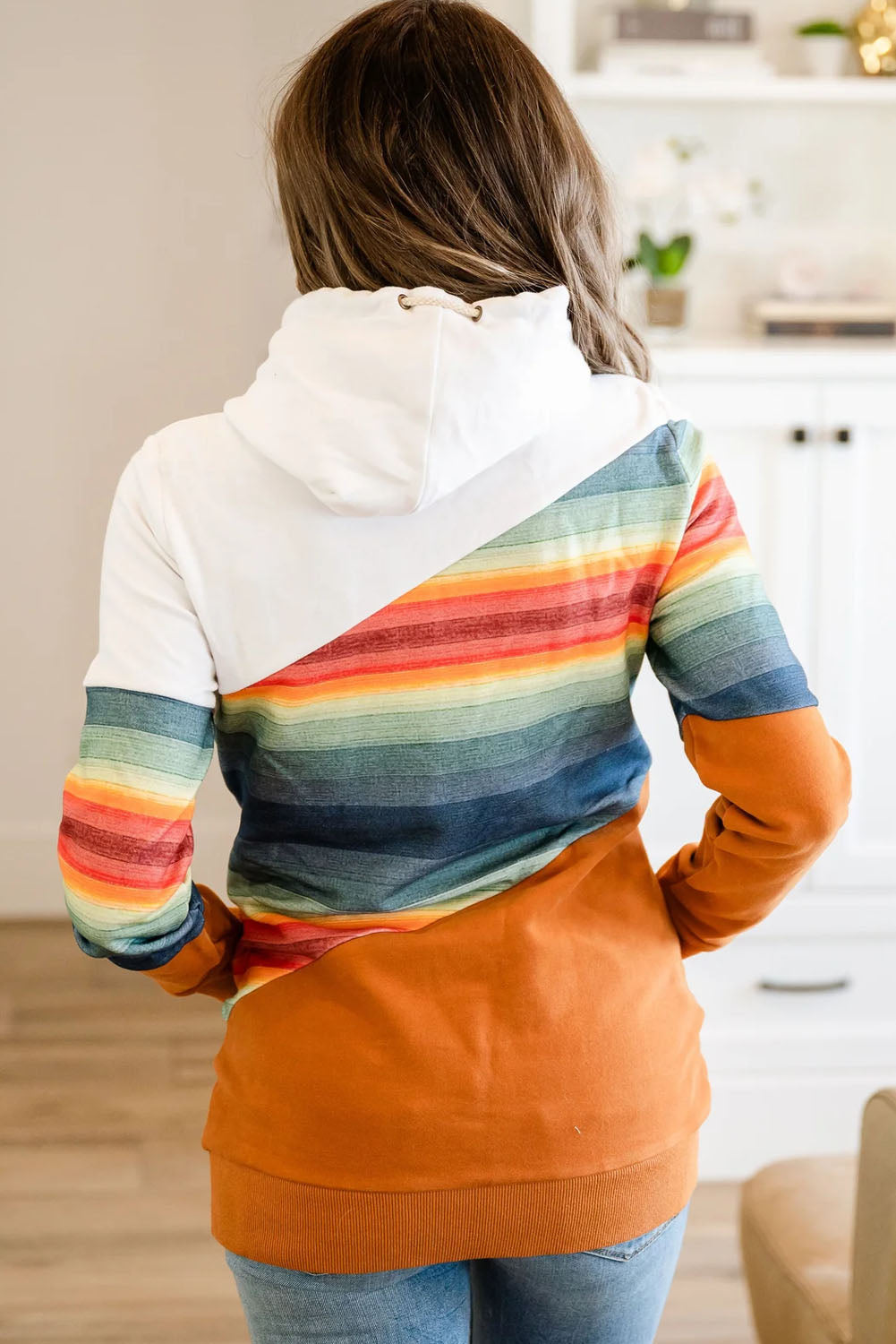 Pulover s kapuco z rjavimi črtami in barvnimi bloki