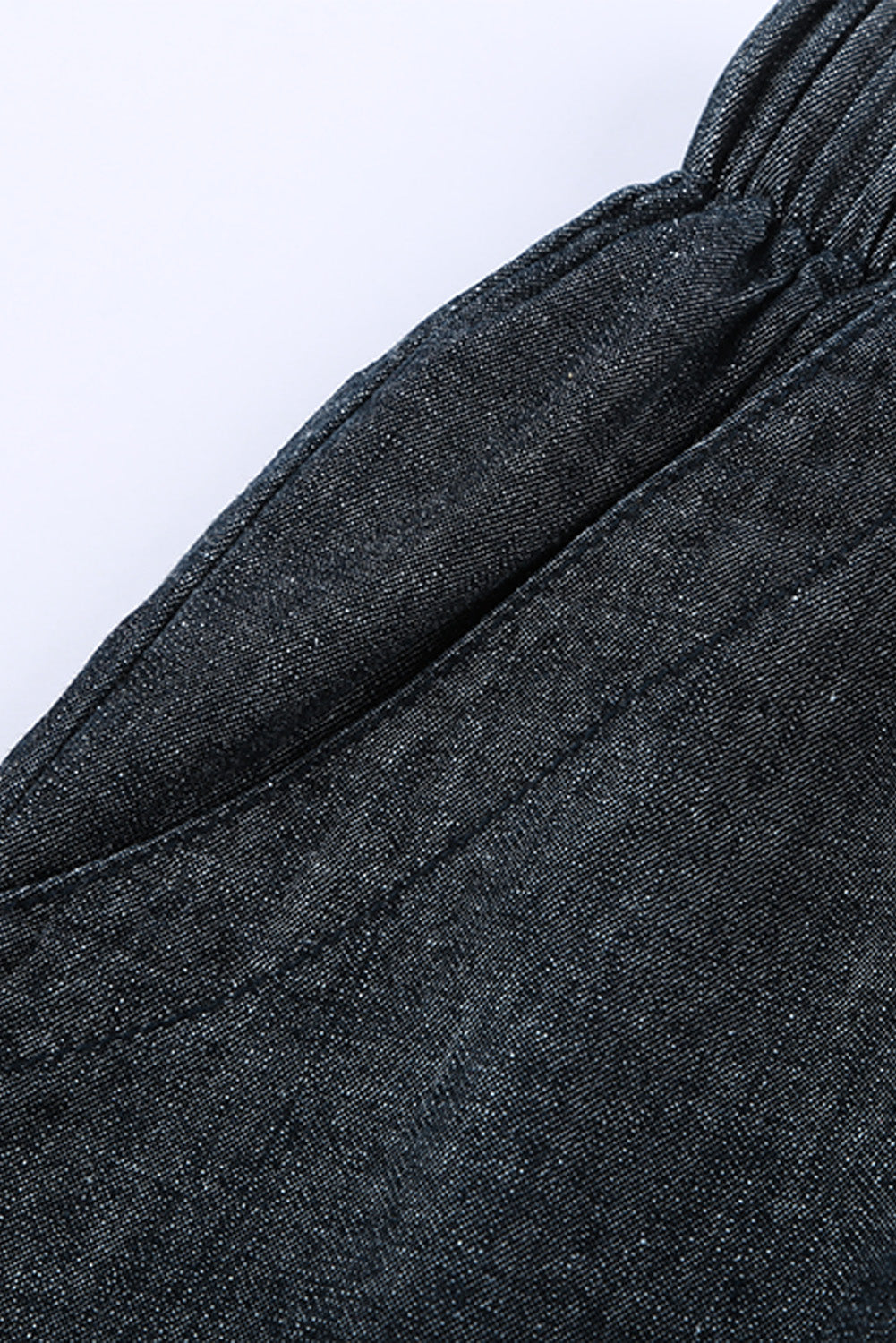 Schwarze, lässige, ausgefranste Jeansshorts mit Taschen