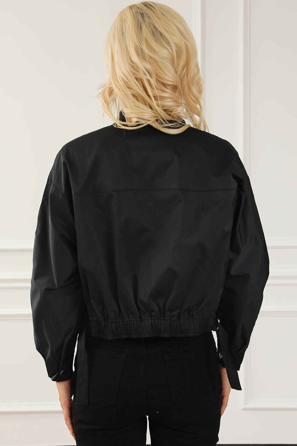 Črna enobarvna jakna z zadrgo