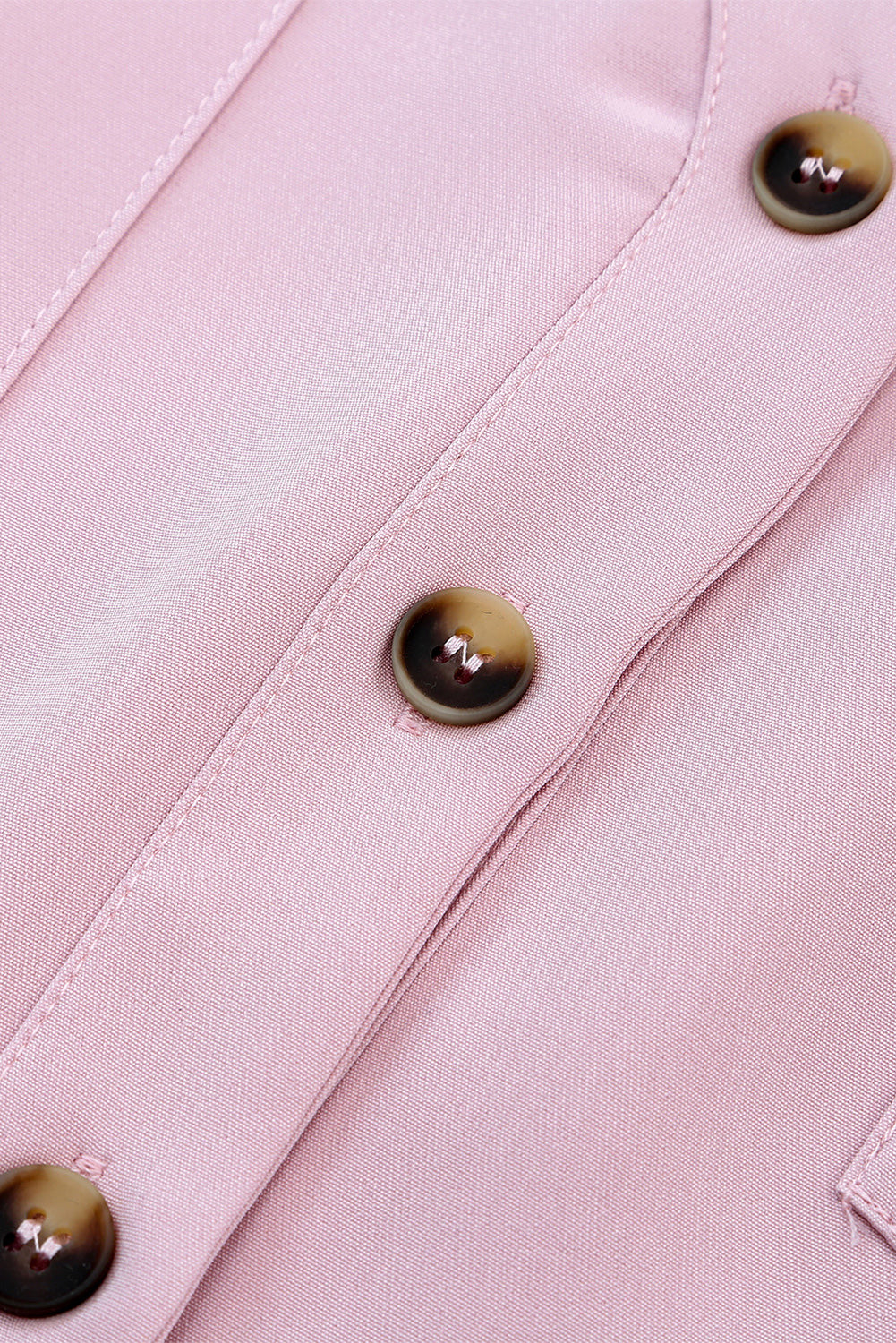 Rožnat skrajšan kombinezon brez rokavov z gumbi in pasom