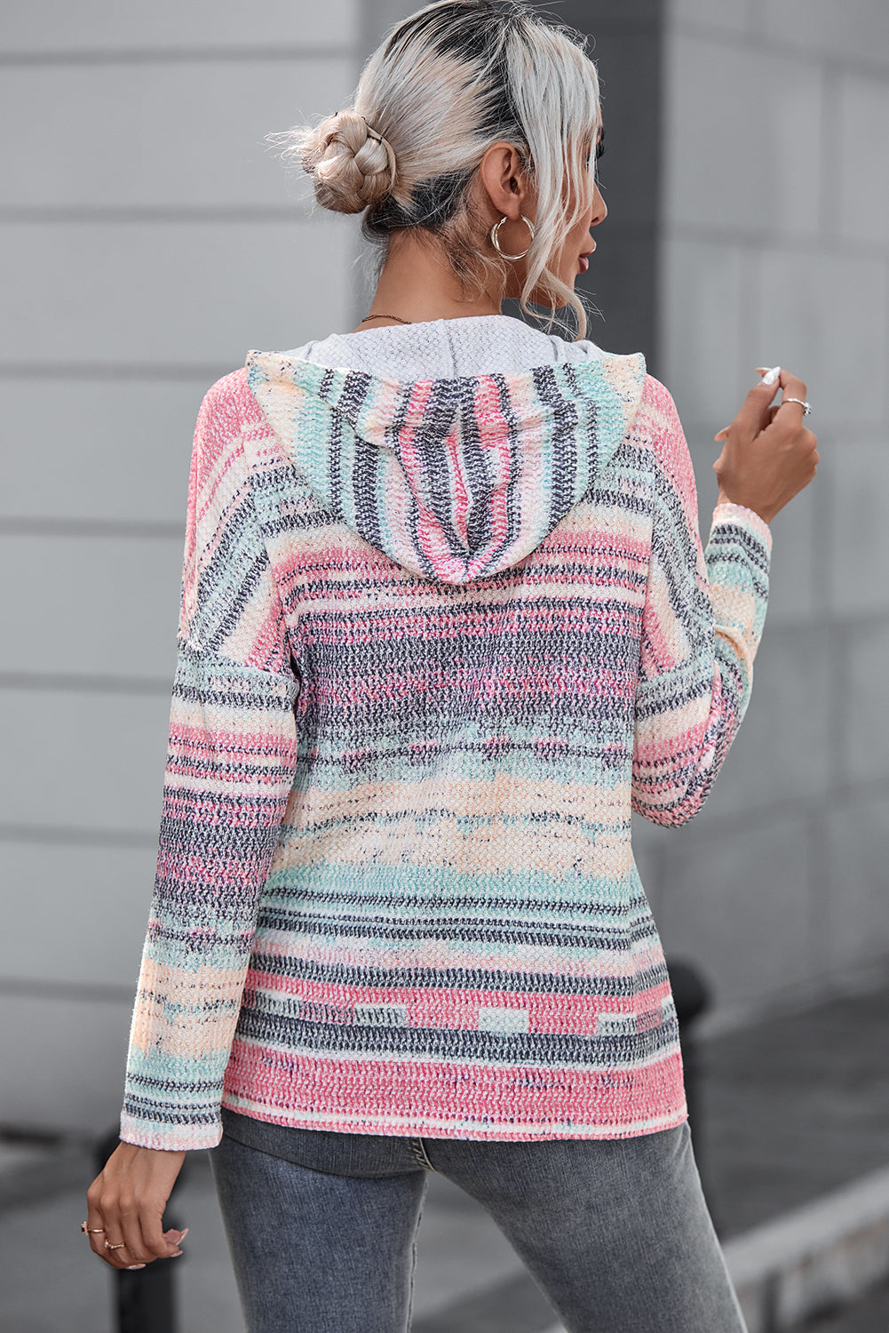 Pleten pulover s kapuco s kapuco na večbarvnih črtah