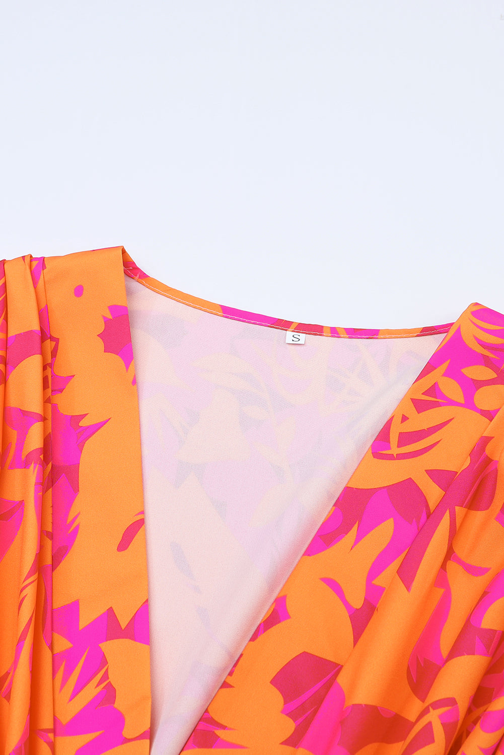 Mini obleka z večbarvnimi cvetličnimi potiski in naborki, z rokavi v obliki netopirjevega izreza