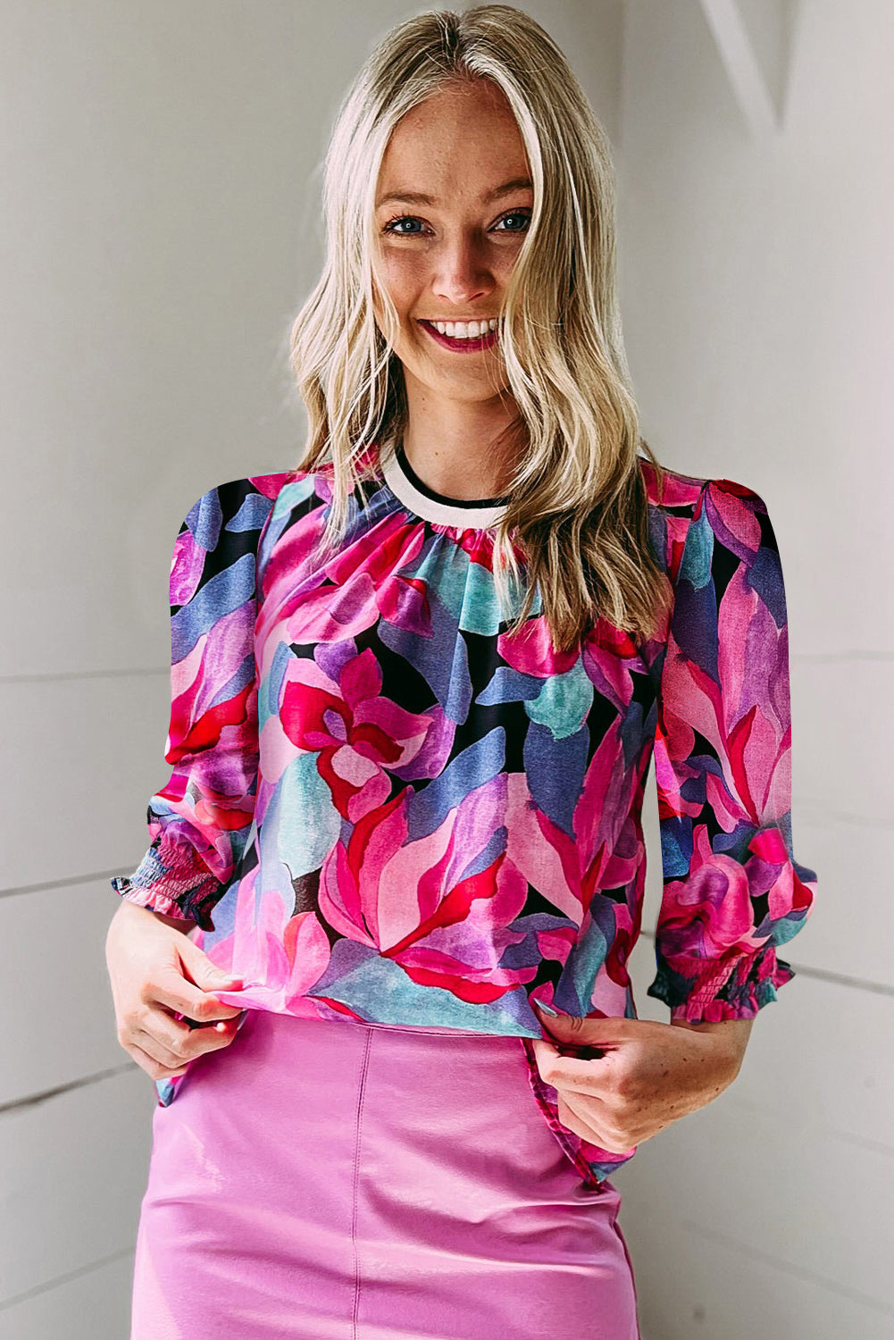 Večbarvna bluza s cvetličnim vzorcem in naborkimi rokavi