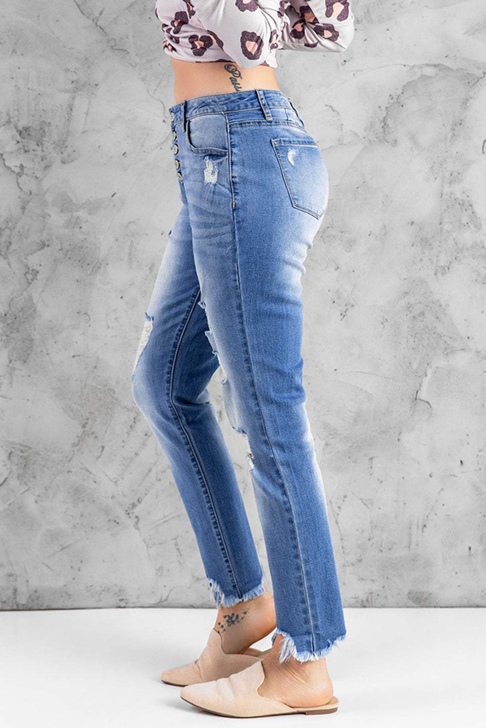 Himmelblaue Skinny-Jeans mit hohem Bund und Knopfleiste vorne und ausgefransten Knöcheln