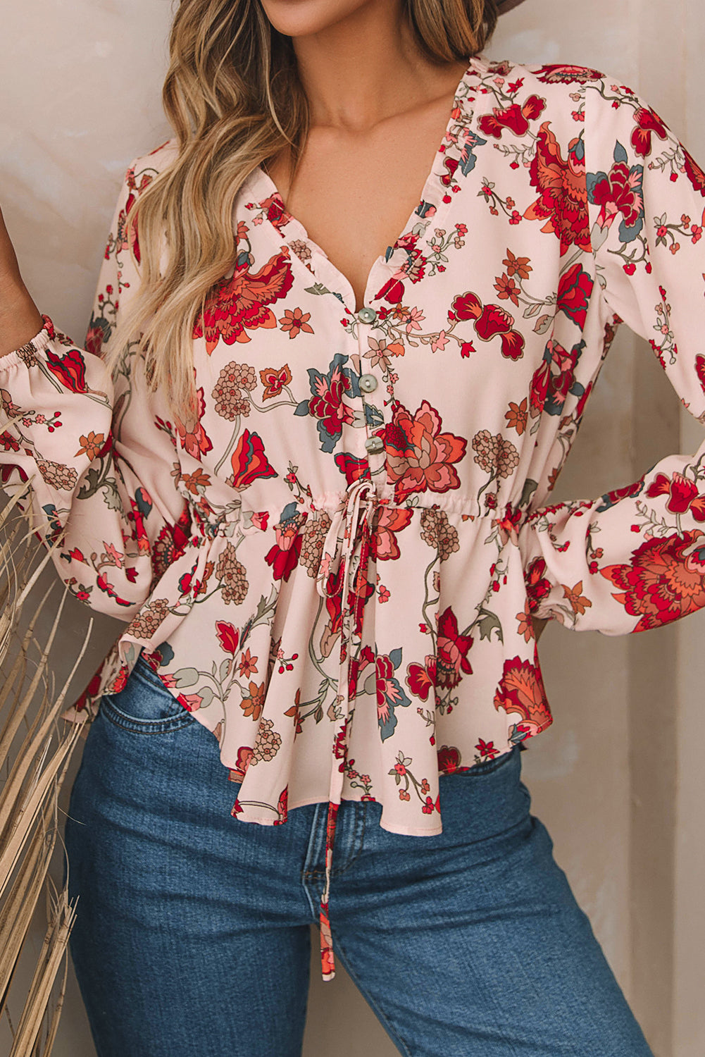 Raznobojna cvjetna bluza s peplumom s V izrezom i vrpcom