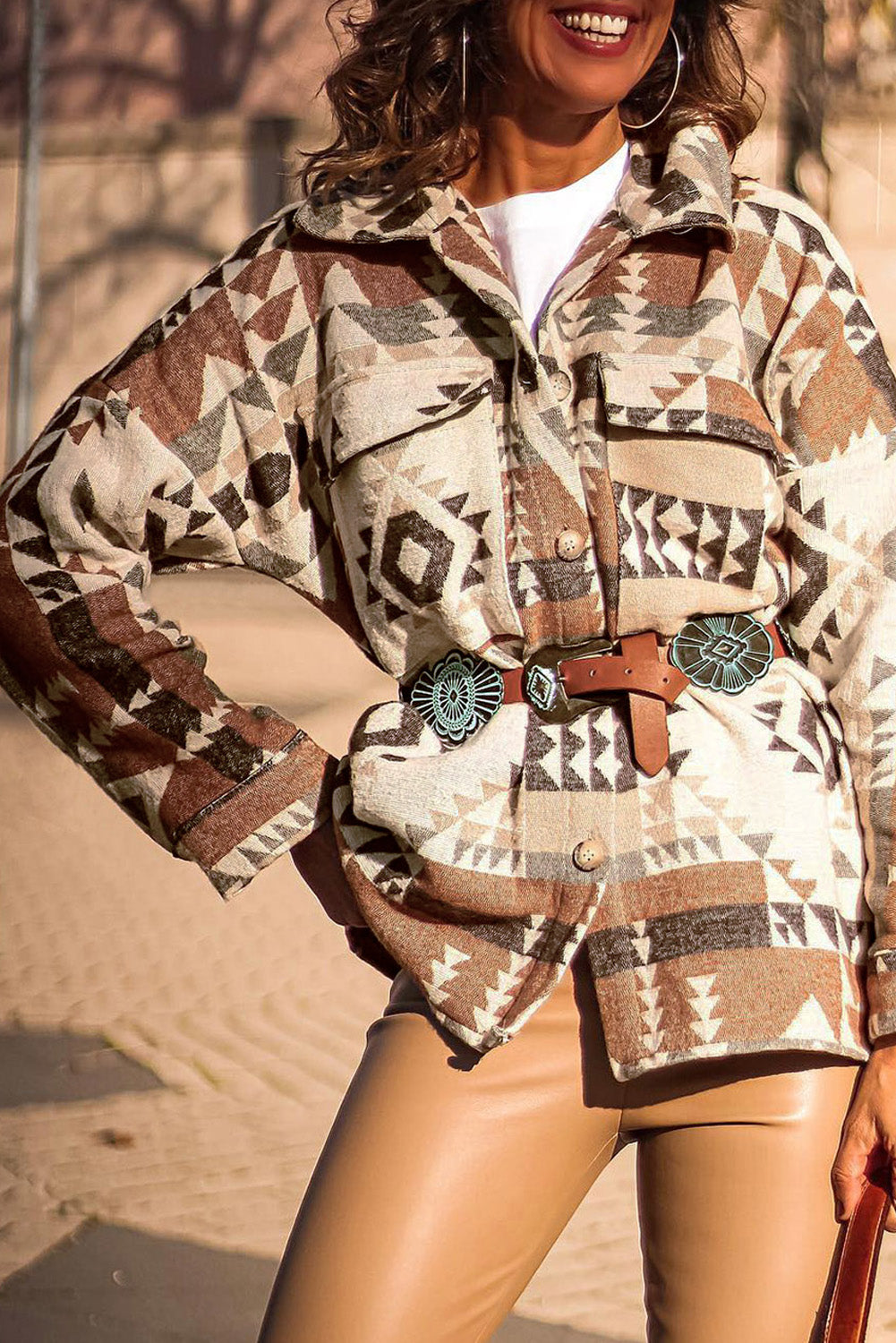 Veste boutonnée marron avec poche à rabat et imprimé aztèque