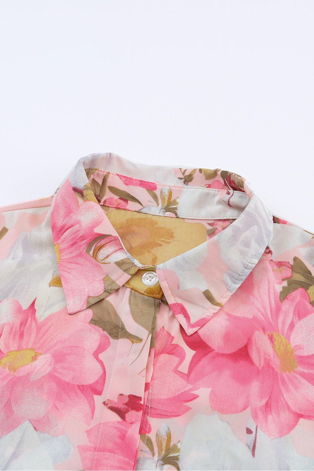 Rožnata srajca z napihnjenimi rokavi in ​​ovratnikom s cvetličnim motivom